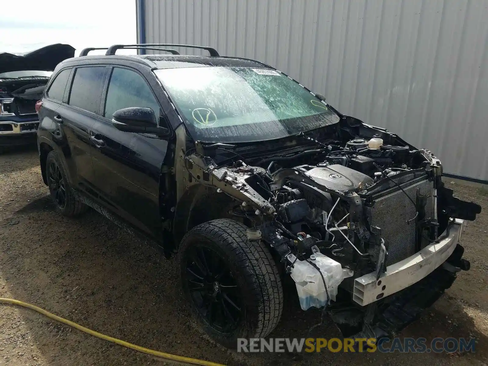 1 Photograph of a damaged car 5TDJZRFH5KS960295 TOYOTA HIGHLANDER 2019