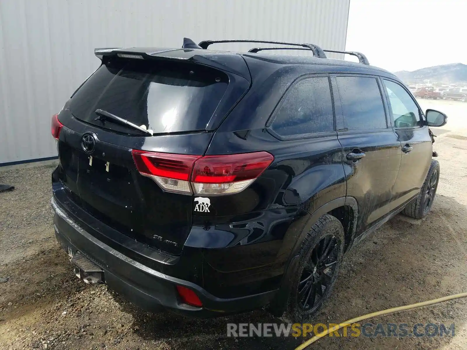 4 Photograph of a damaged car 5TDJZRFH5KS960295 TOYOTA HIGHLANDER 2019