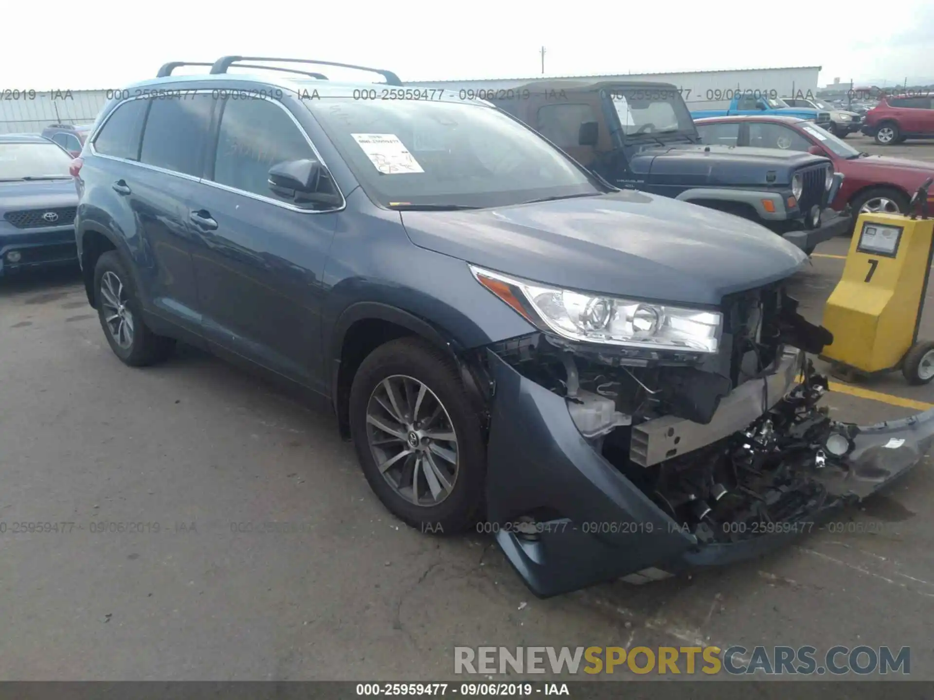 1 Photograph of a damaged car 5TDJZRFH5KS961740 TOYOTA HIGHLANDER 2019