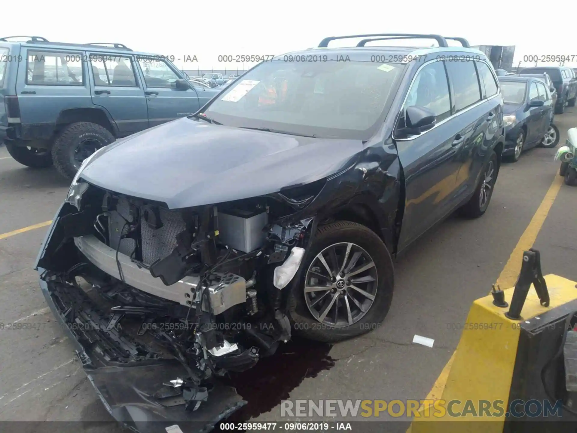 2 Photograph of a damaged car 5TDJZRFH5KS961740 TOYOTA HIGHLANDER 2019