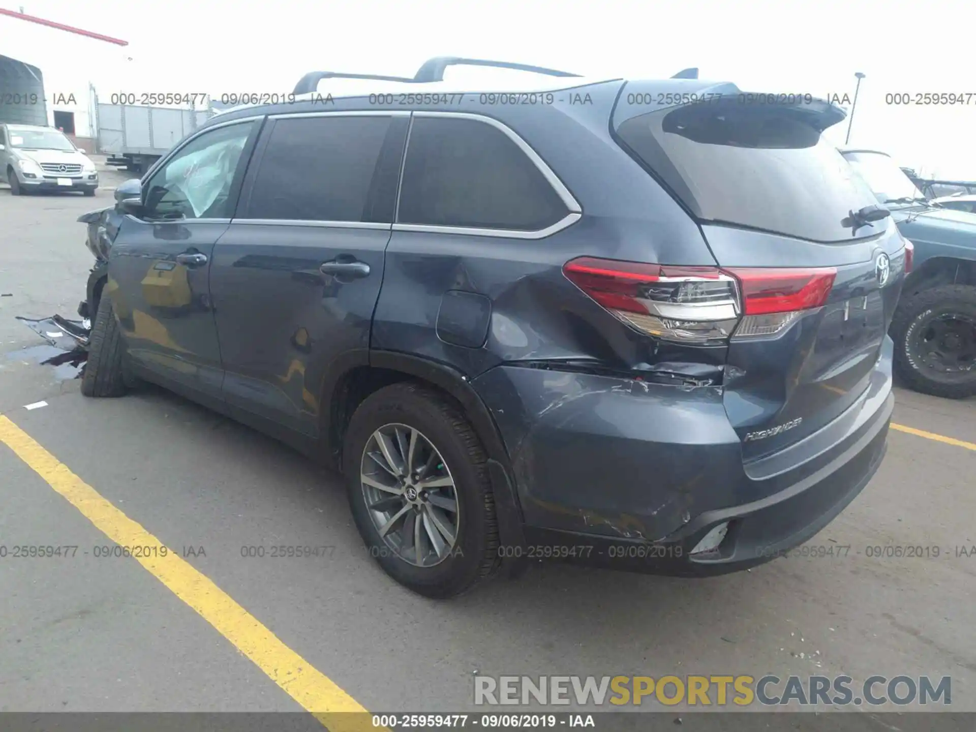 3 Photograph of a damaged car 5TDJZRFH5KS961740 TOYOTA HIGHLANDER 2019