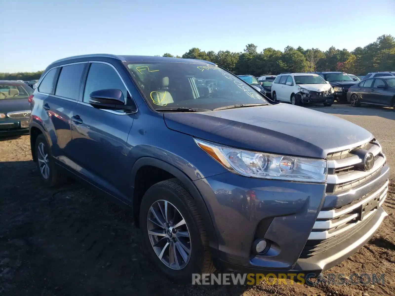 1 Photograph of a damaged car 5TDJZRFH5KS962354 TOYOTA HIGHLANDER 2019