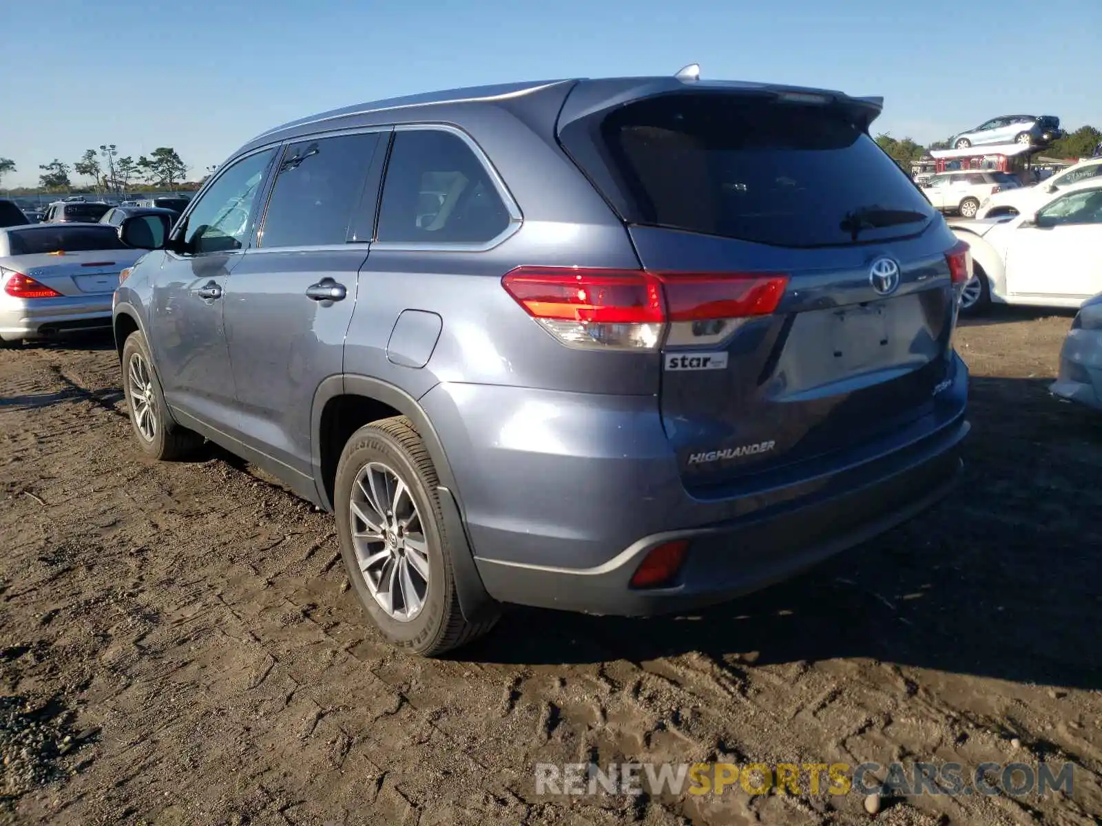 3 Photograph of a damaged car 5TDJZRFH5KS962354 TOYOTA HIGHLANDER 2019