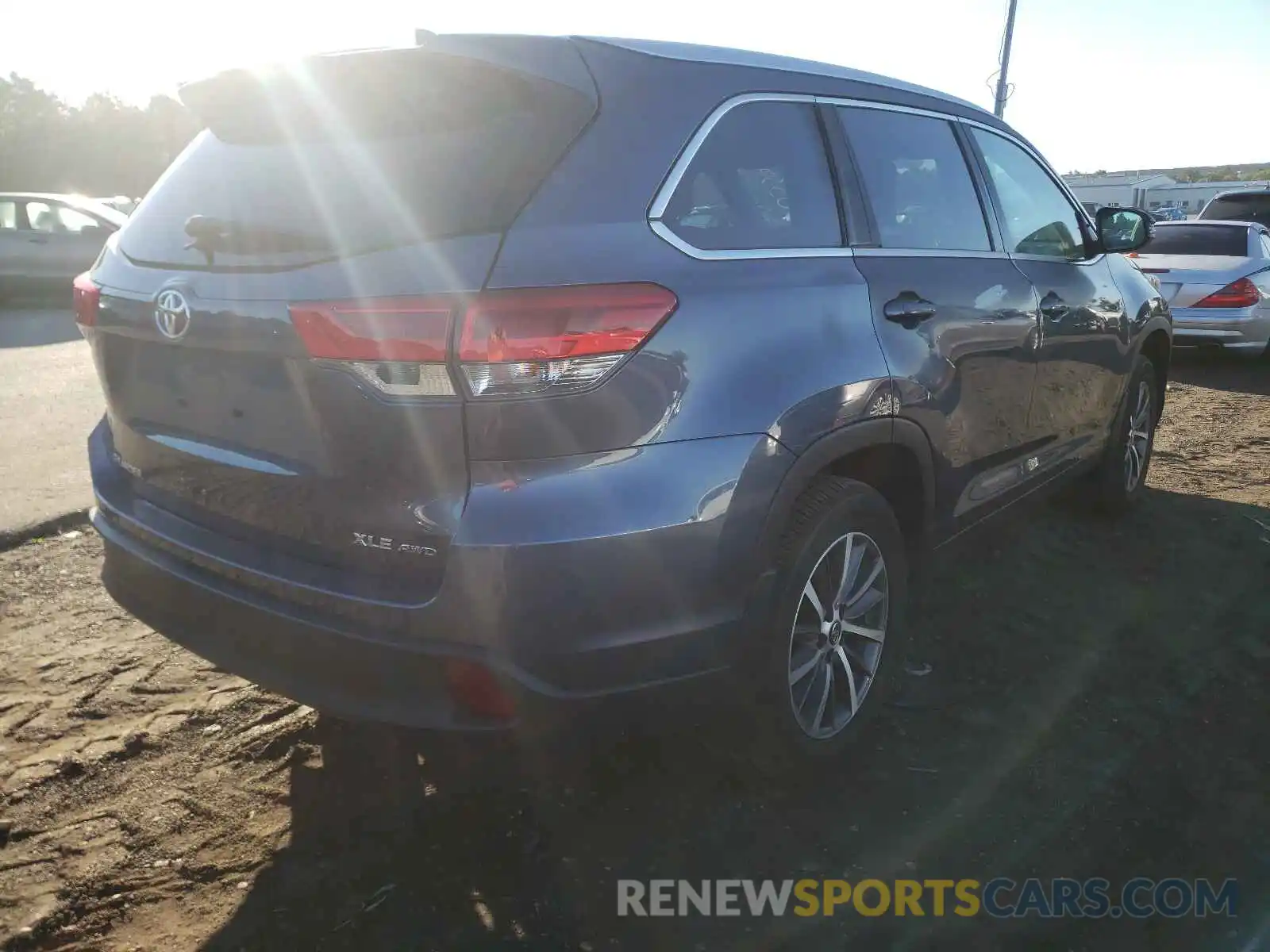 4 Photograph of a damaged car 5TDJZRFH5KS962354 TOYOTA HIGHLANDER 2019