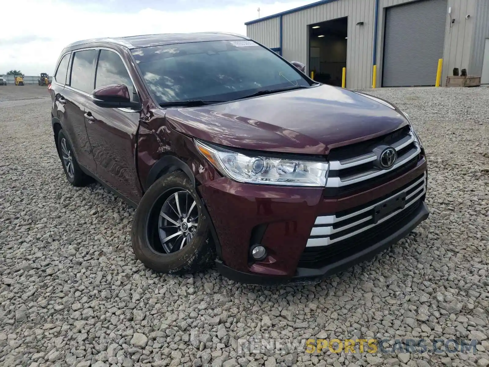 1 Photograph of a damaged car 5TDJZRFH5KS970289 TOYOTA HIGHLANDER 2019