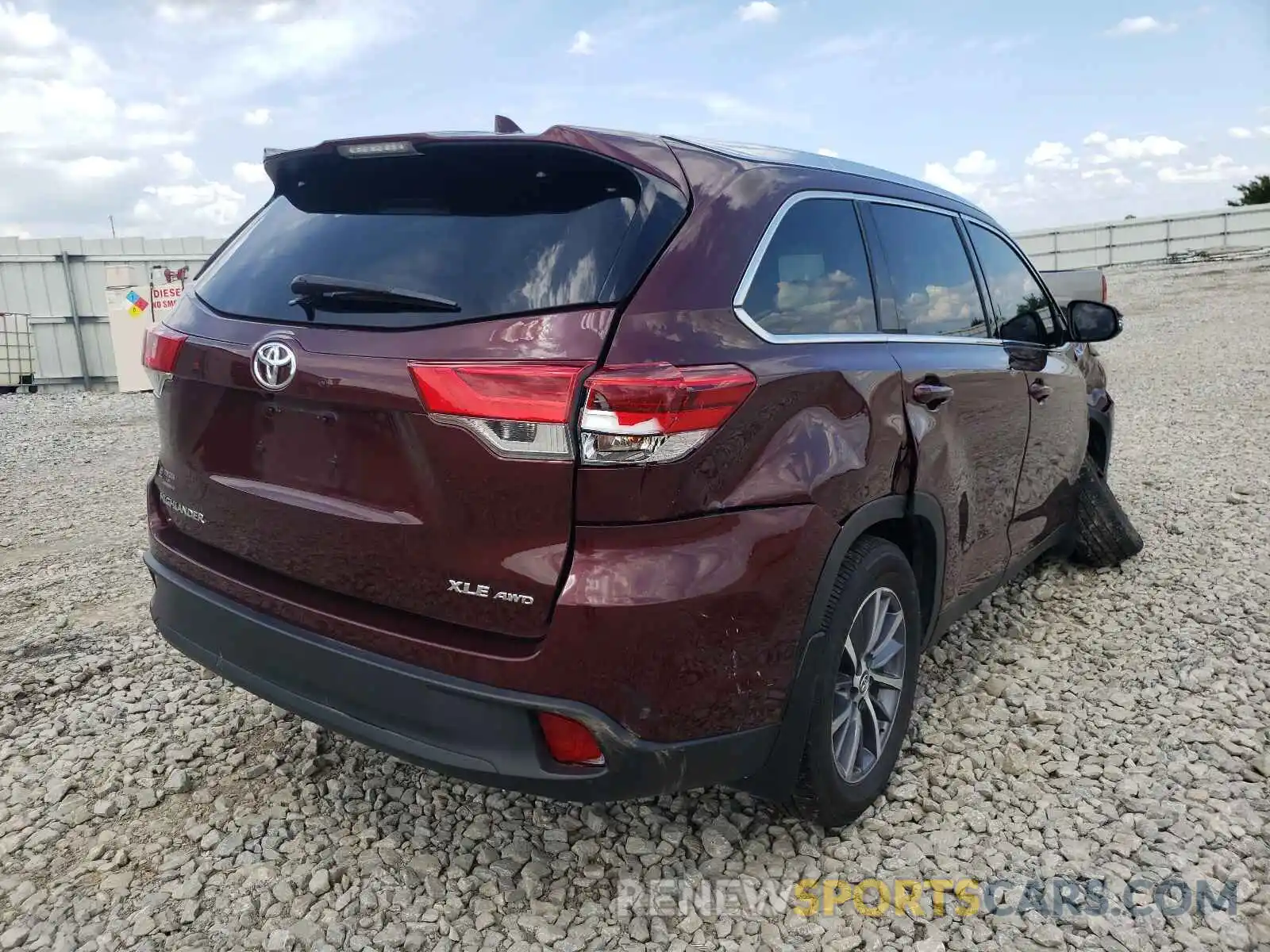 4 Photograph of a damaged car 5TDJZRFH5KS970289 TOYOTA HIGHLANDER 2019