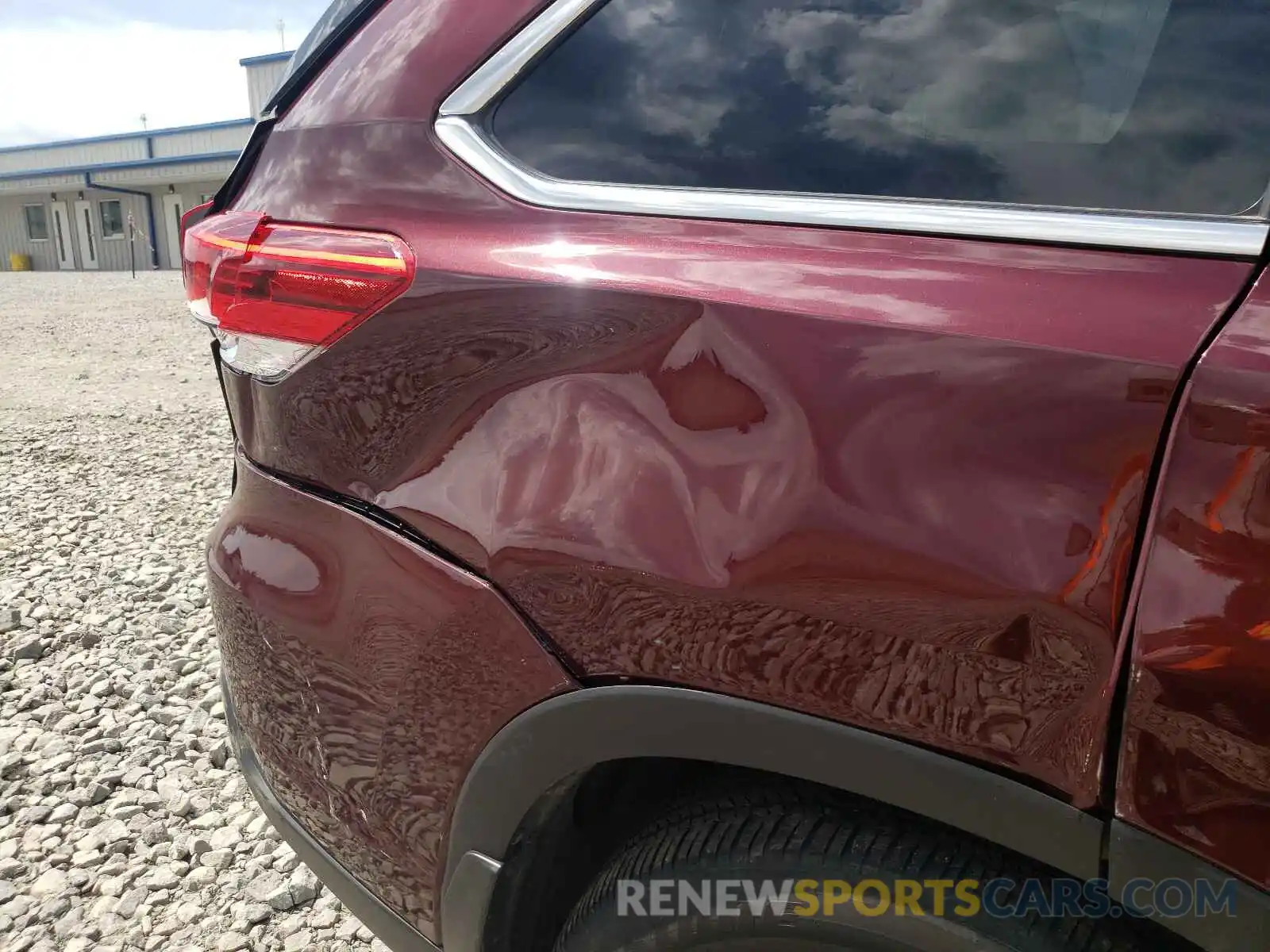 9 Photograph of a damaged car 5TDJZRFH5KS970289 TOYOTA HIGHLANDER 2019