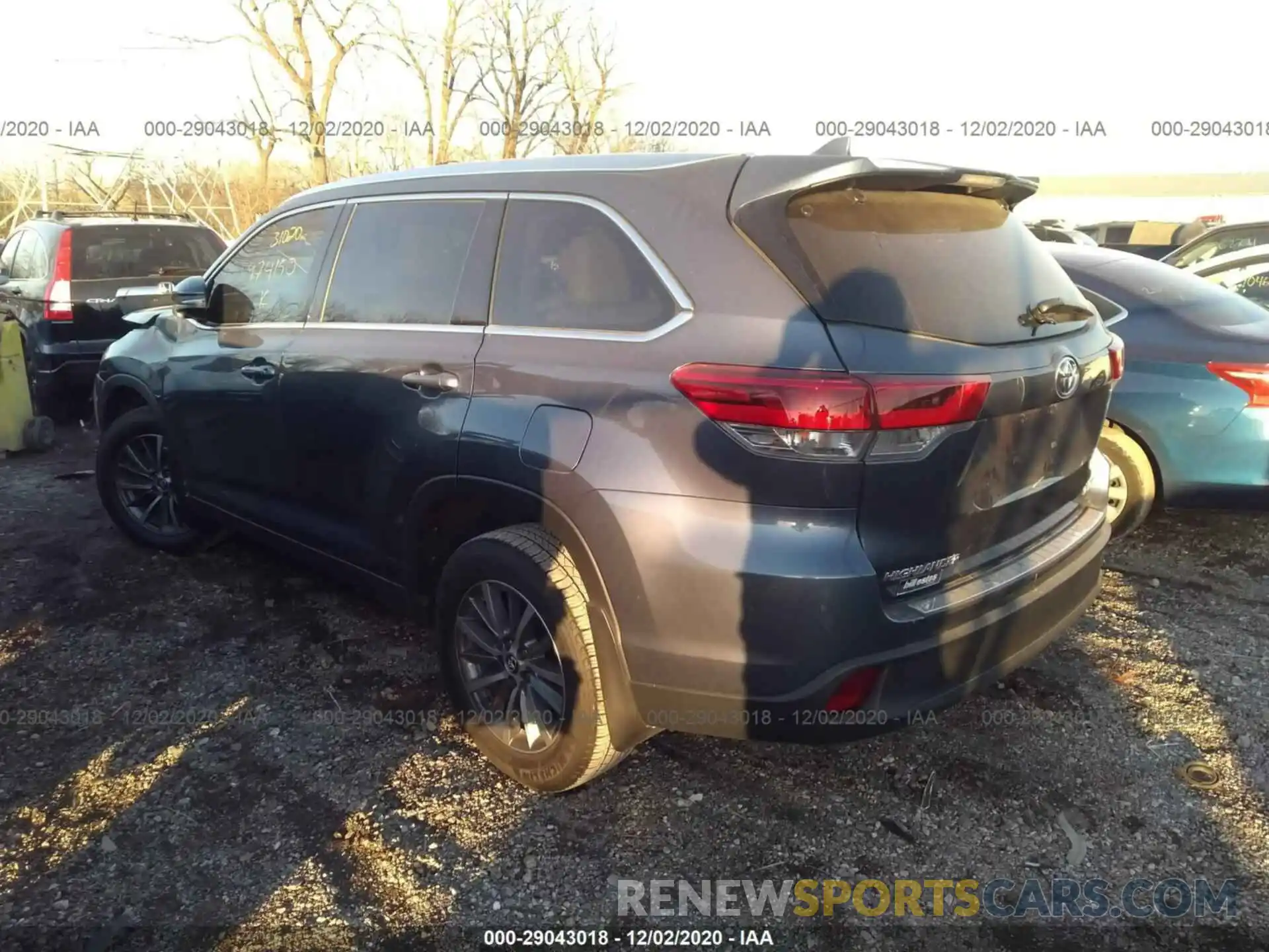 3 Photograph of a damaged car 5TDJZRFH5KS974150 TOYOTA HIGHLANDER 2019