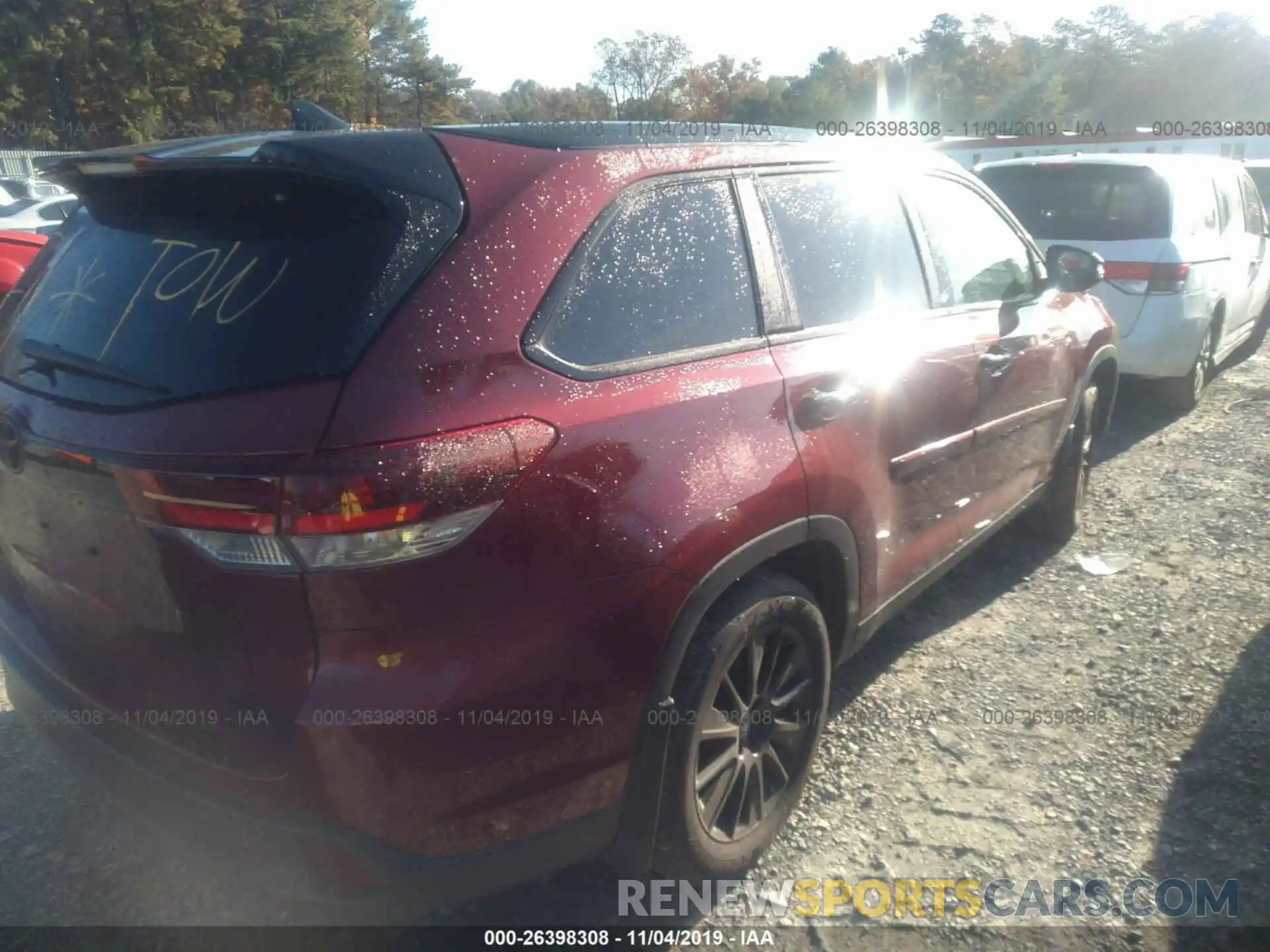 4 Photograph of a damaged car 5TDJZRFH5KS976397 TOYOTA HIGHLANDER 2019