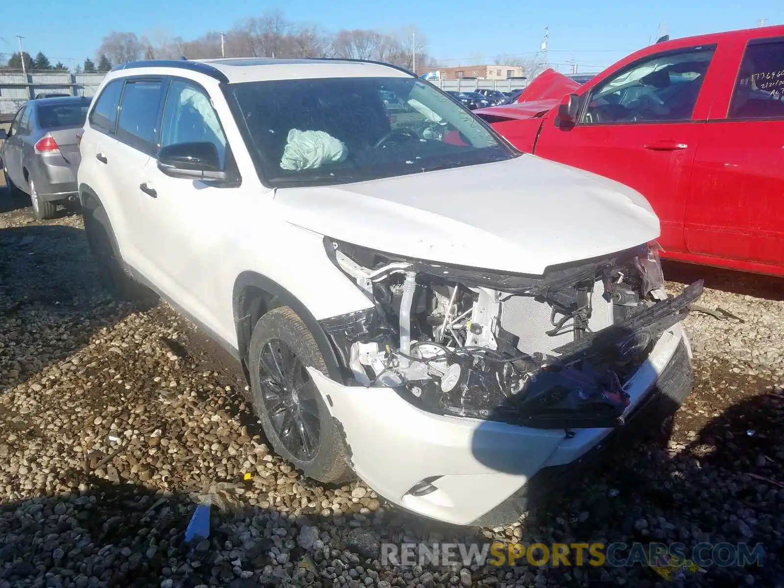 1 Photograph of a damaged car 5TDJZRFH5KS987223 TOYOTA HIGHLANDER 2019