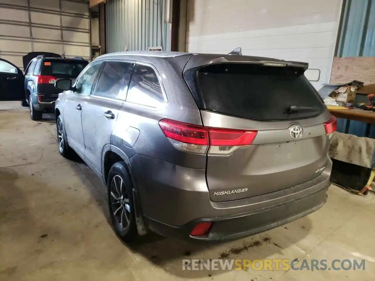 3 Photograph of a damaged car 5TDJZRFH5KS990218 TOYOTA HIGHLANDER 2019