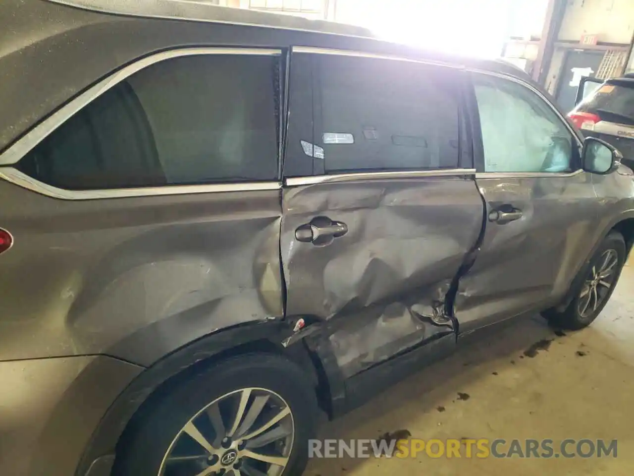 9 Photograph of a damaged car 5TDJZRFH5KS990218 TOYOTA HIGHLANDER 2019