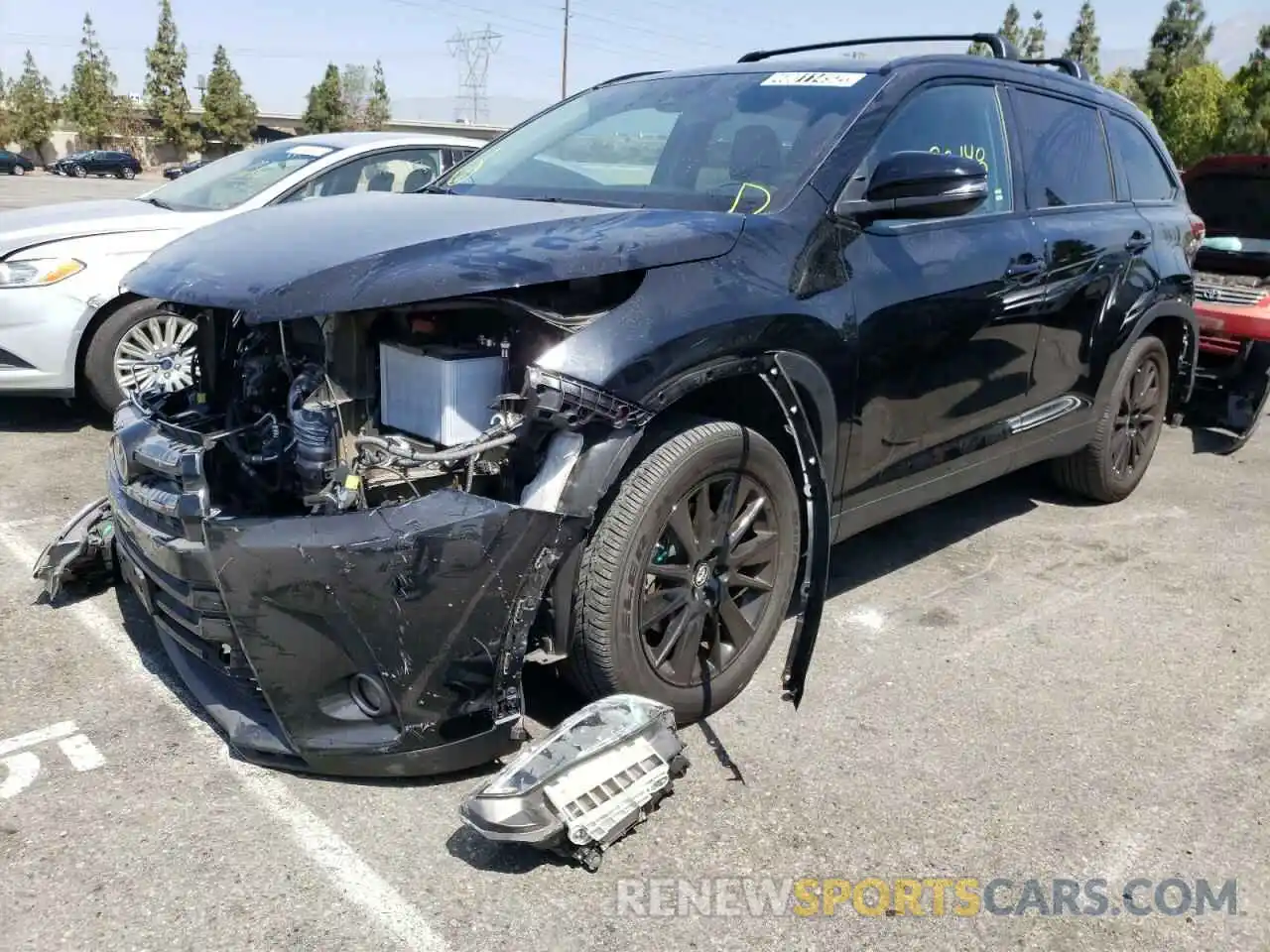 2 Photograph of a damaged car 5TDJZRFH5KS990817 TOYOTA HIGHLANDER 2019