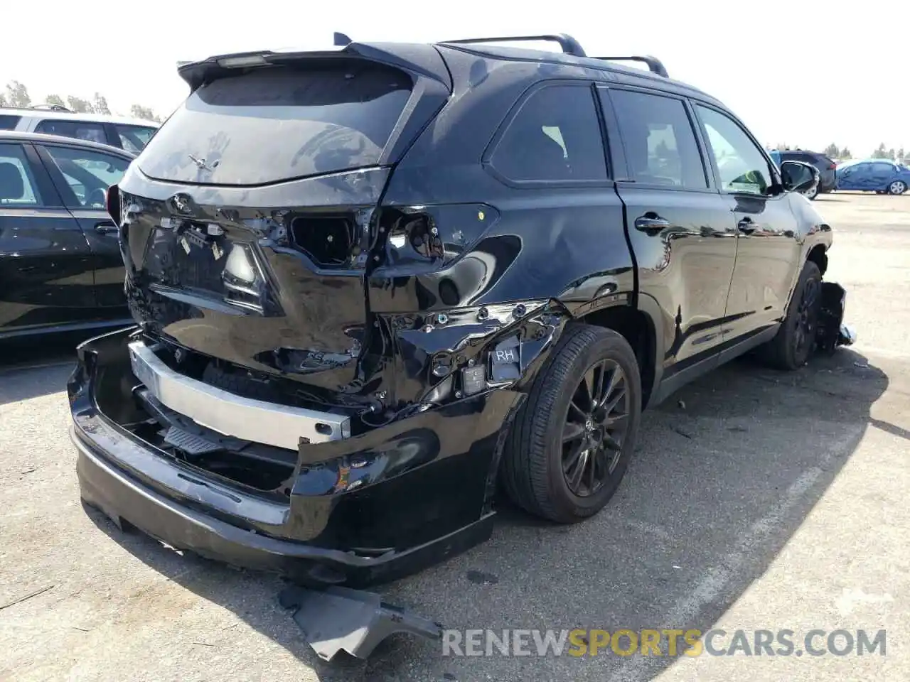 4 Photograph of a damaged car 5TDJZRFH5KS990817 TOYOTA HIGHLANDER 2019