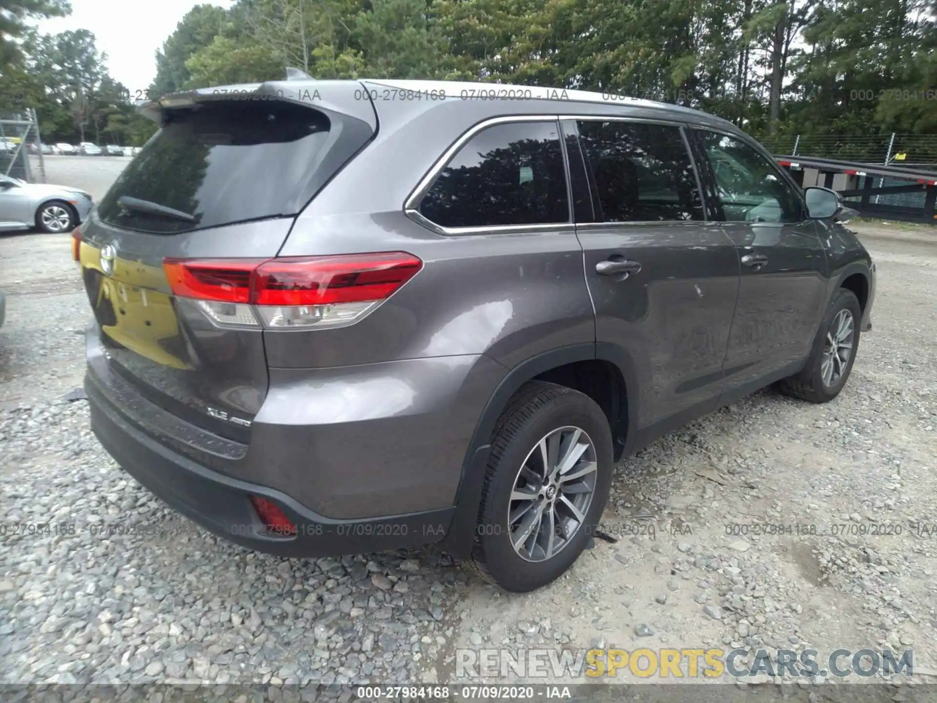 4 Photograph of a damaged car 5TDJZRFH5KS991689 TOYOTA HIGHLANDER 2019