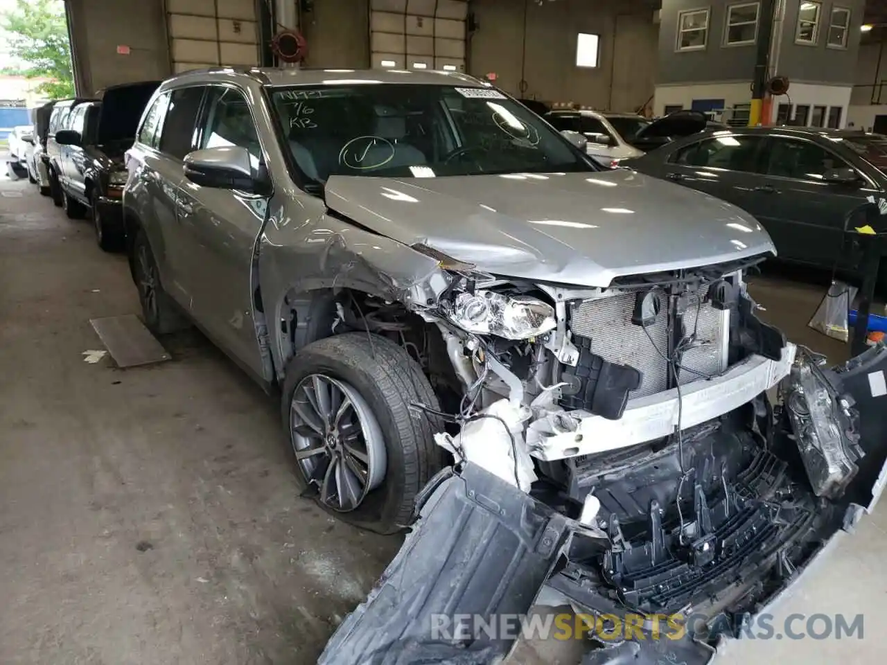 1 Photograph of a damaged car 5TDJZRFH5KS996794 TOYOTA HIGHLANDER 2019