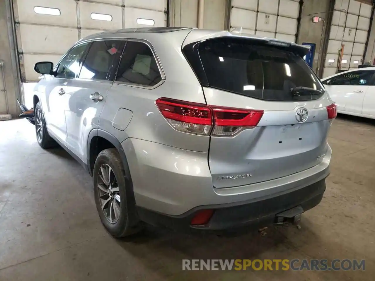 3 Photograph of a damaged car 5TDJZRFH5KS996794 TOYOTA HIGHLANDER 2019