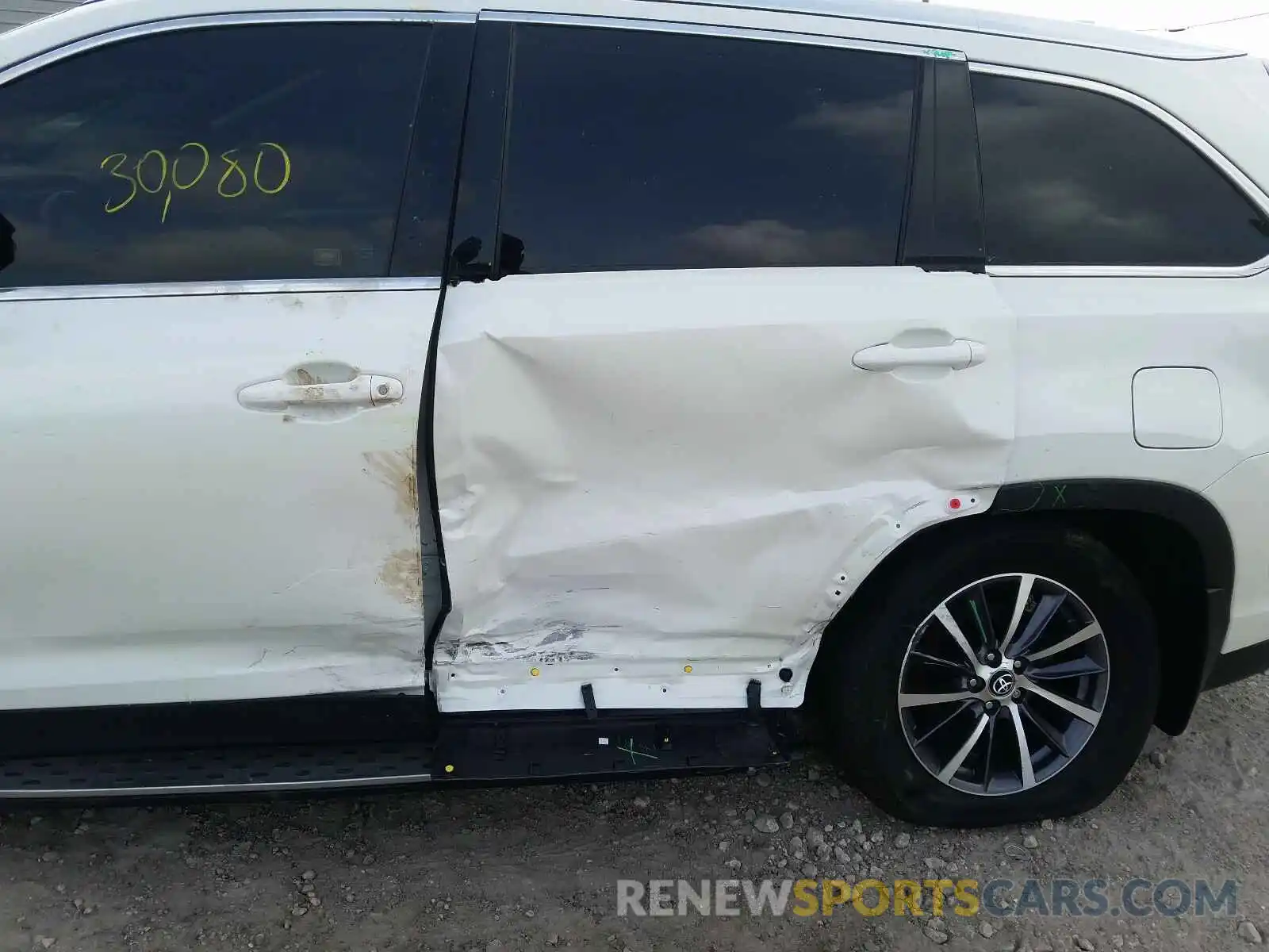 9 Photograph of a damaged car 5TDJZRFH6KS565008 TOYOTA HIGHLANDER 2019