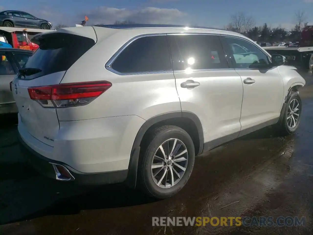 4 Photograph of a damaged car 5TDJZRFH6KS567793 TOYOTA HIGHLANDER 2019