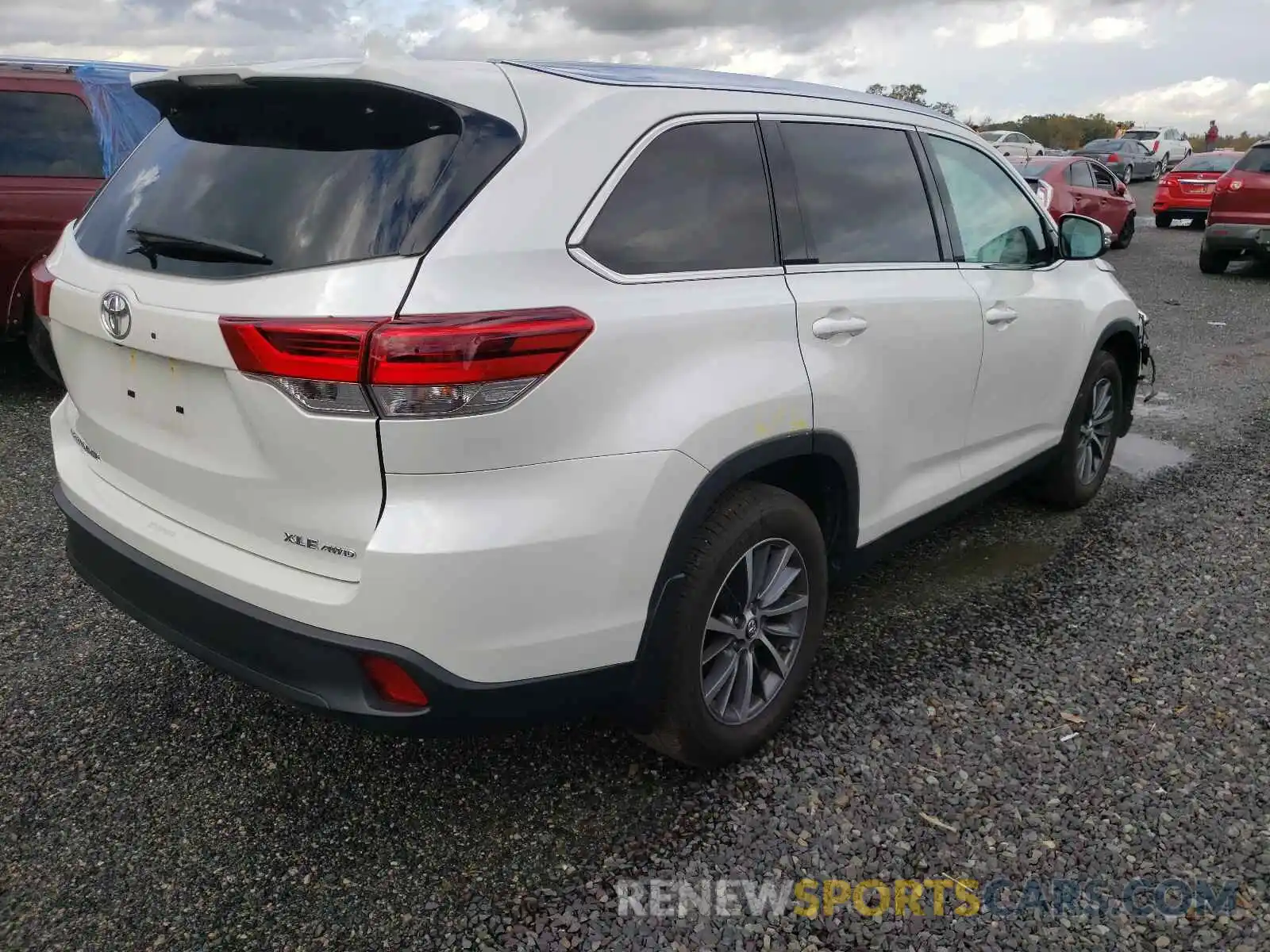 4 Photograph of a damaged car 5TDJZRFH6KS571102 TOYOTA HIGHLANDER 2019