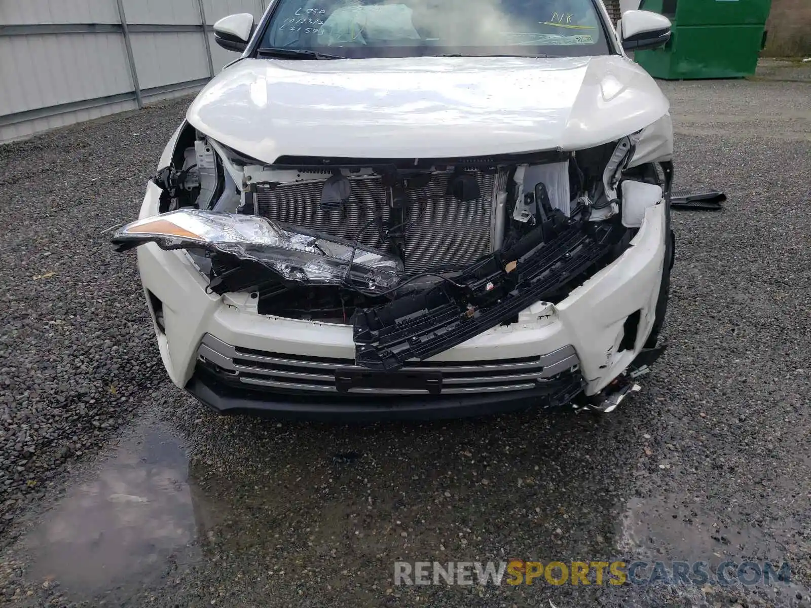 9 Photograph of a damaged car 5TDJZRFH6KS571102 TOYOTA HIGHLANDER 2019