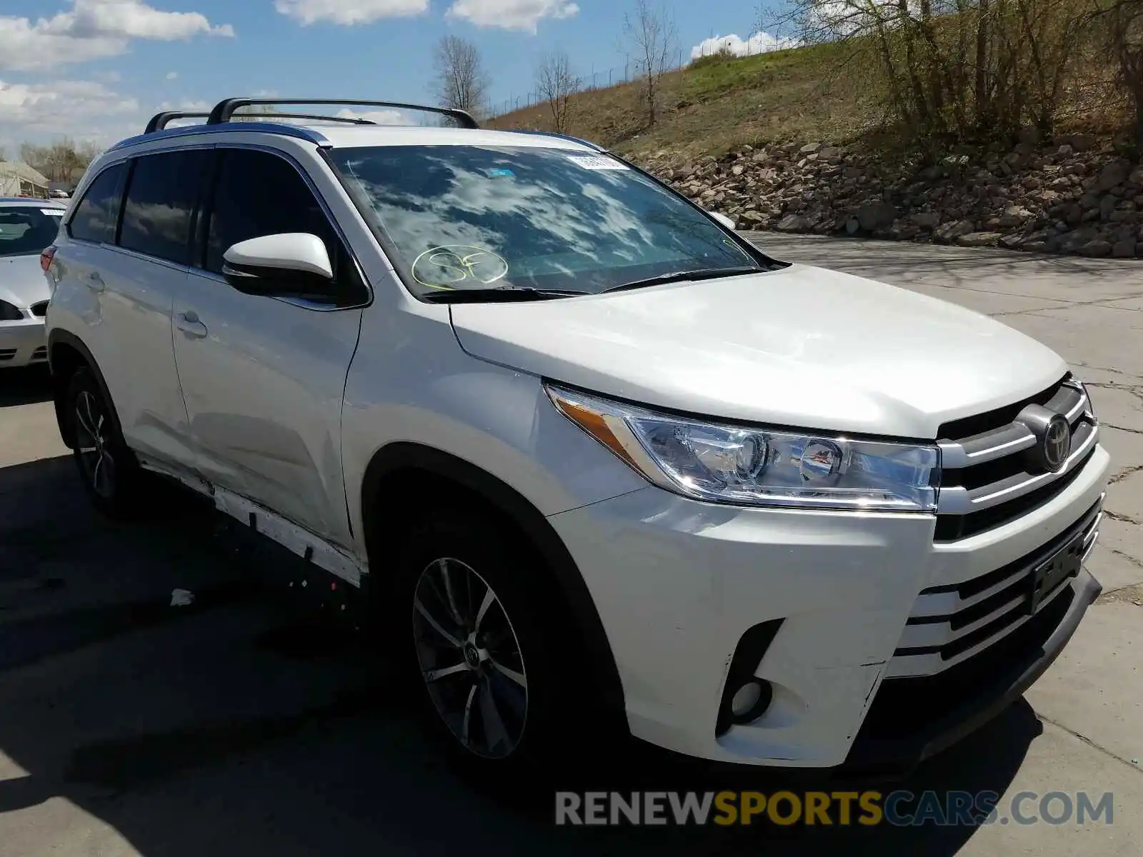 1 Photograph of a damaged car 5TDJZRFH6KS573092 TOYOTA HIGHLANDER 2019