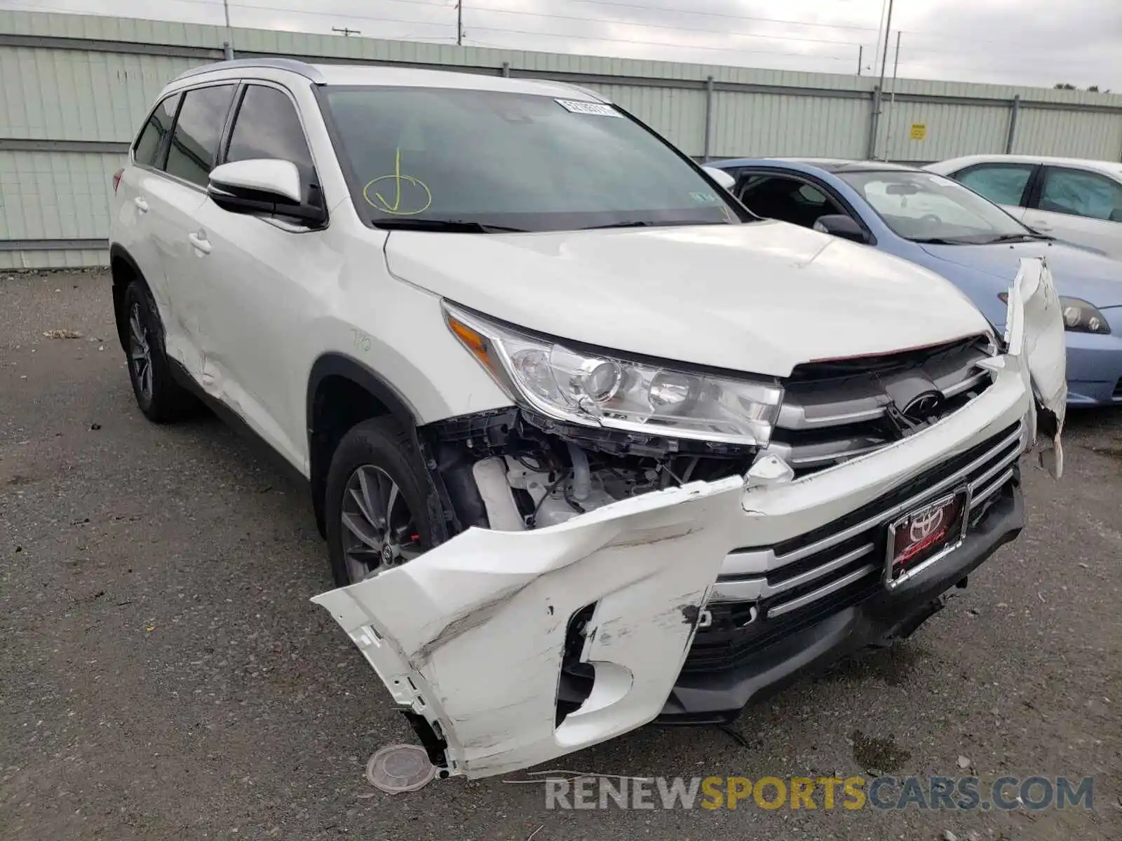 1 Photograph of a damaged car 5TDJZRFH6KS575375 TOYOTA HIGHLANDER 2019