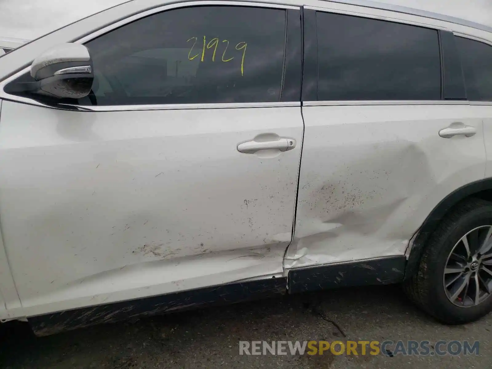 9 Photograph of a damaged car 5TDJZRFH6KS575375 TOYOTA HIGHLANDER 2019