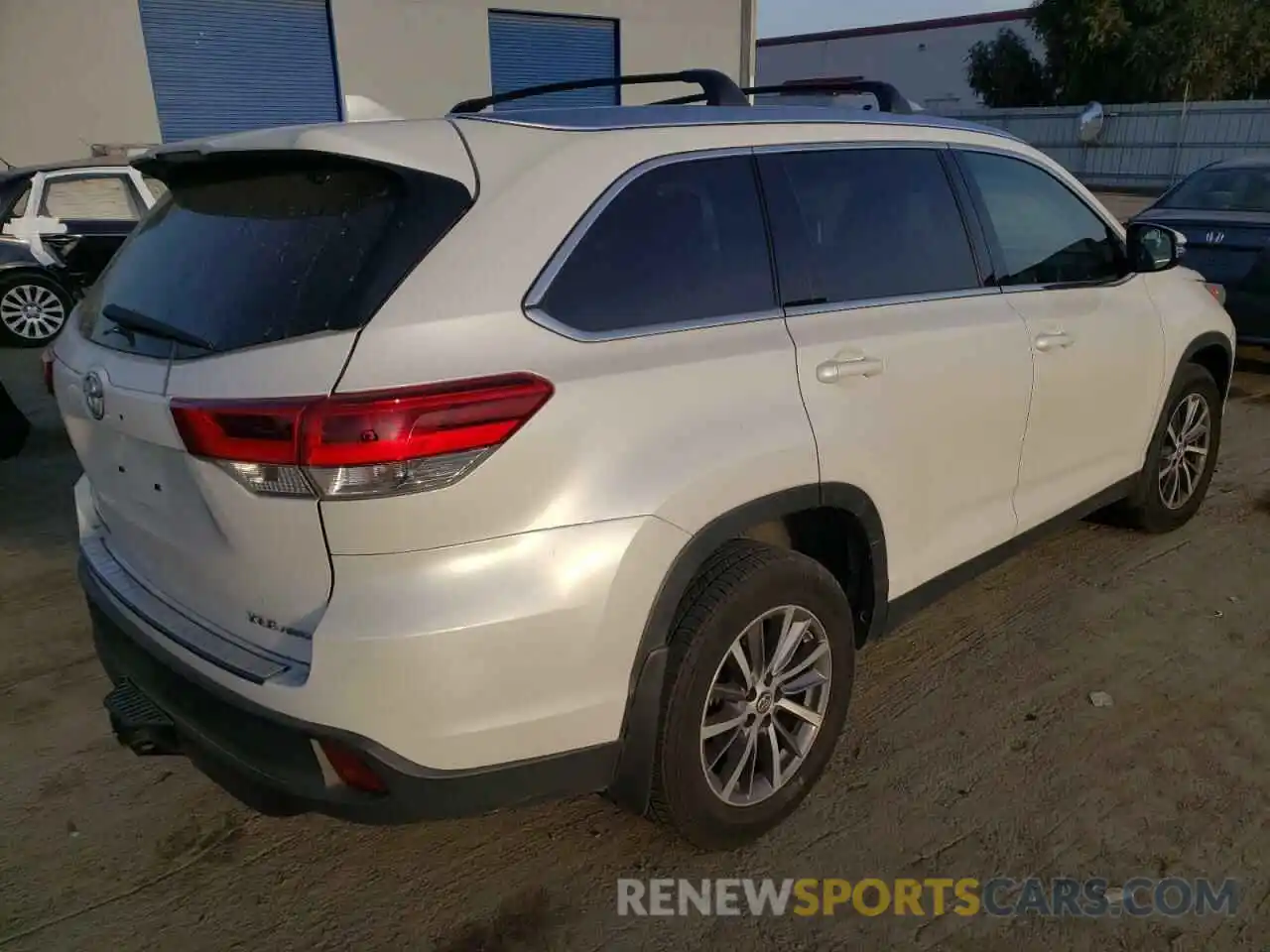 4 Photograph of a damaged car 5TDJZRFH6KS576428 TOYOTA HIGHLANDER 2019