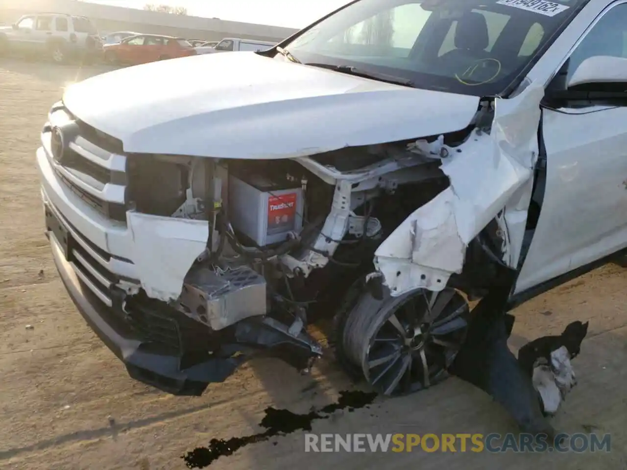 9 Photograph of a damaged car 5TDJZRFH6KS576428 TOYOTA HIGHLANDER 2019