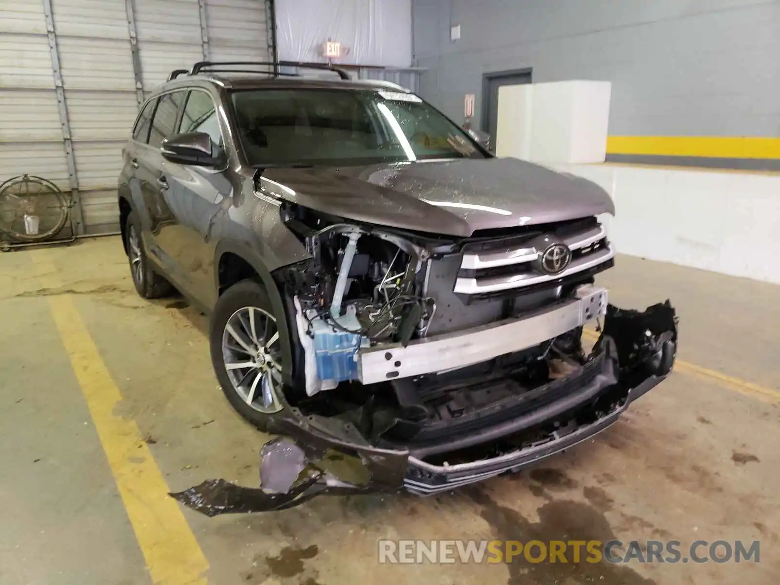 1 Photograph of a damaged car 5TDJZRFH6KS576946 TOYOTA HIGHLANDER 2019