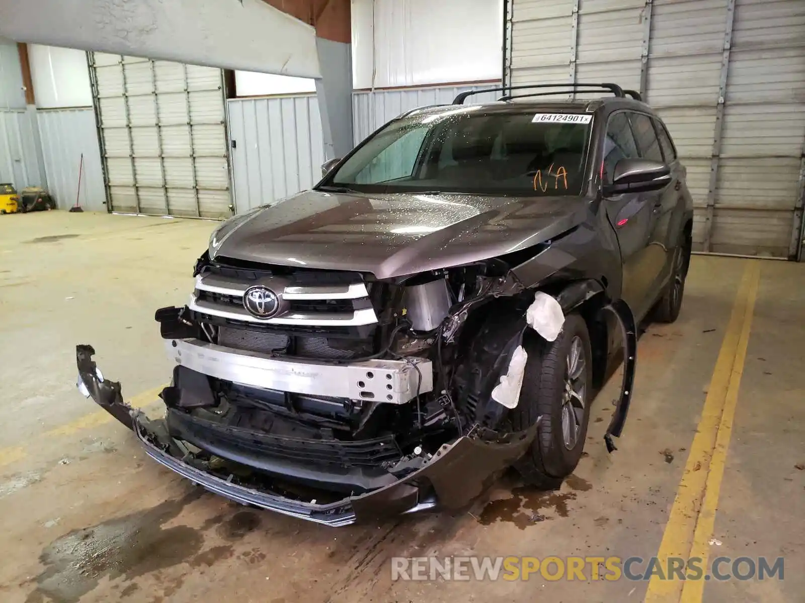 2 Photograph of a damaged car 5TDJZRFH6KS576946 TOYOTA HIGHLANDER 2019