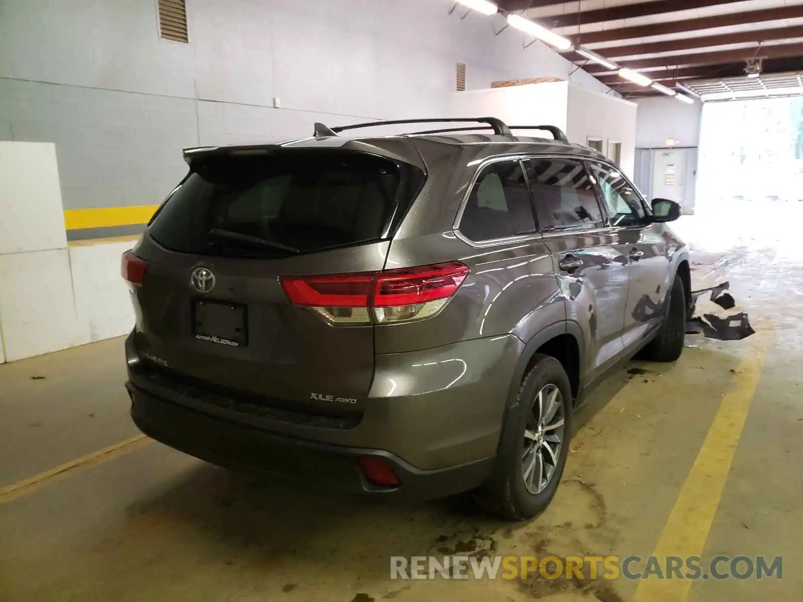 4 Photograph of a damaged car 5TDJZRFH6KS576946 TOYOTA HIGHLANDER 2019