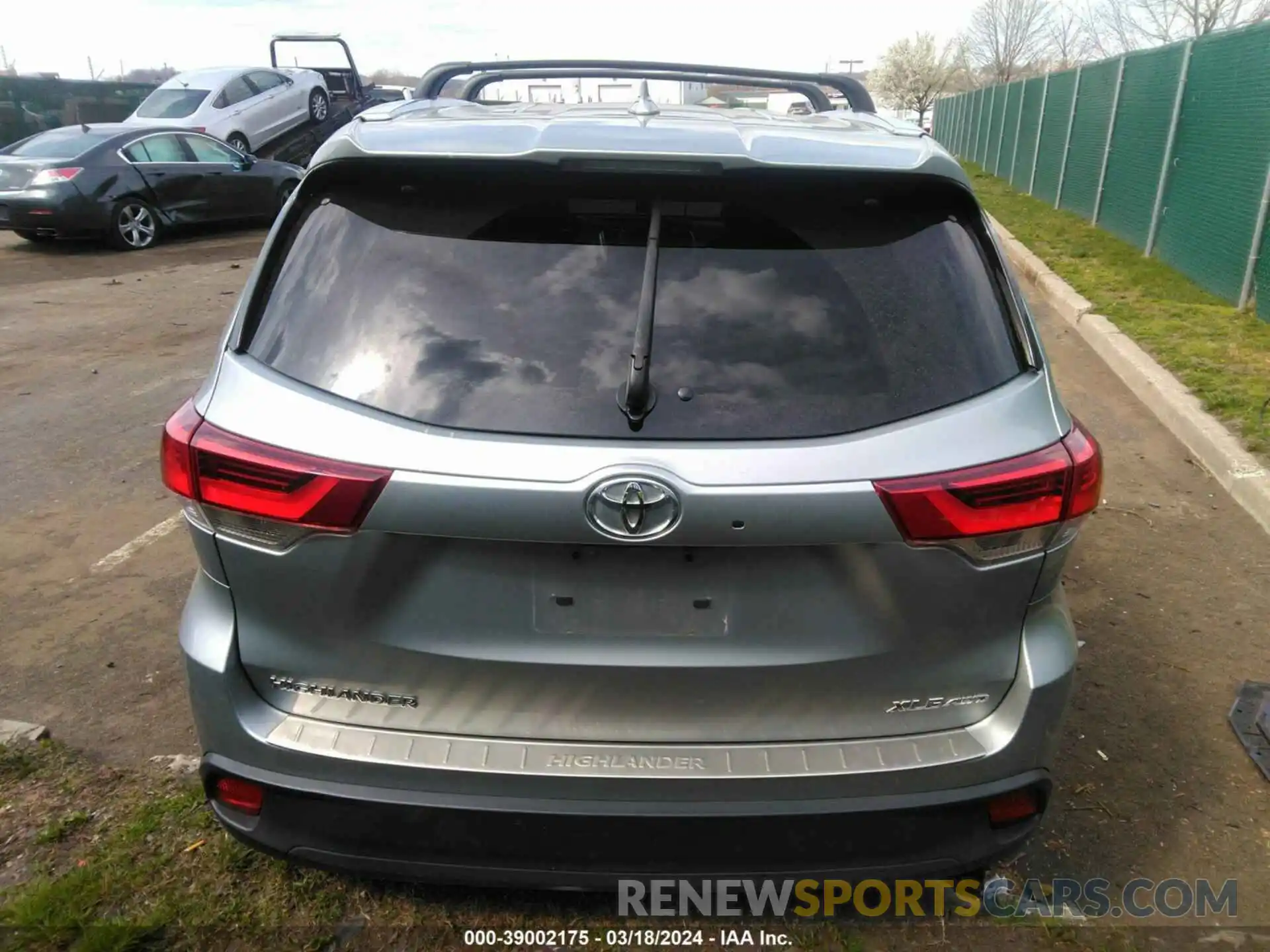 17 Photograph of a damaged car 5TDJZRFH6KS577661 TOYOTA HIGHLANDER 2019