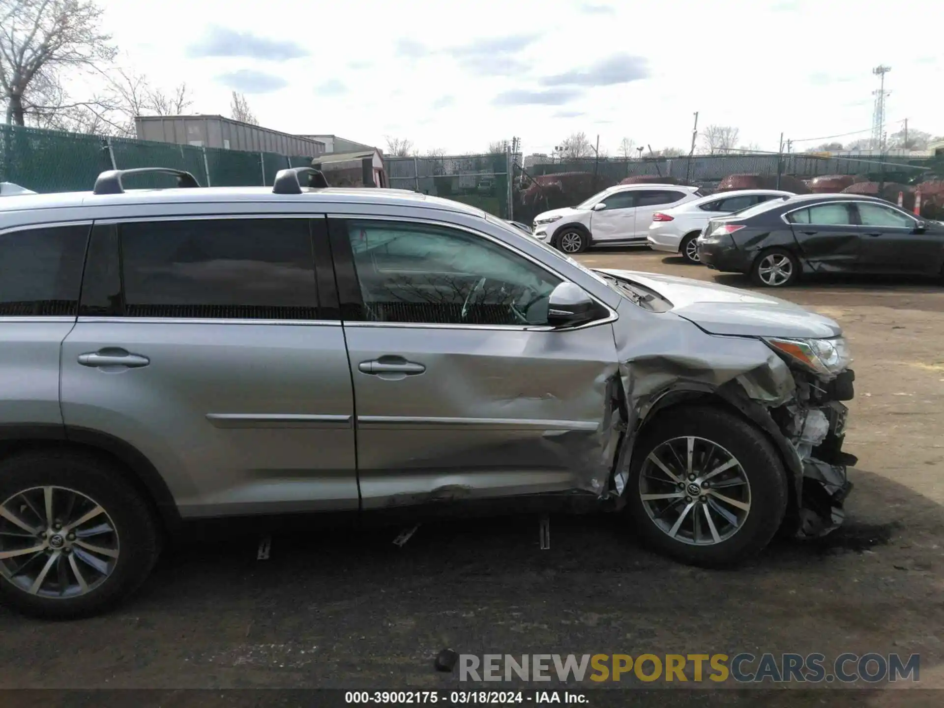 18 Photograph of a damaged car 5TDJZRFH6KS577661 TOYOTA HIGHLANDER 2019