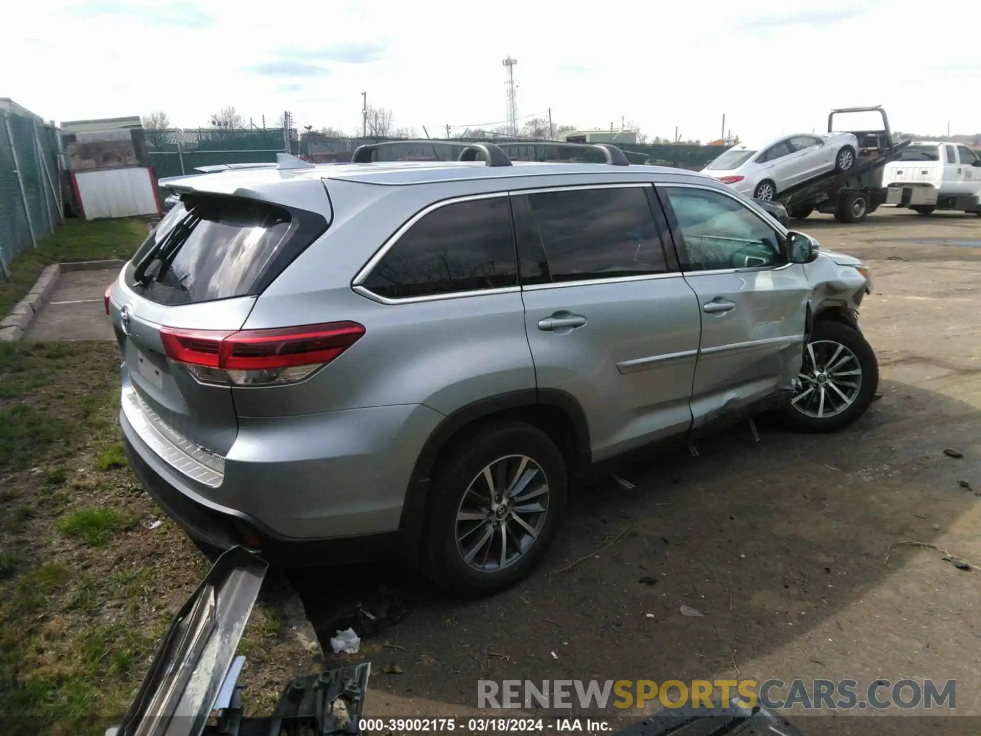 4 Photograph of a damaged car 5TDJZRFH6KS577661 TOYOTA HIGHLANDER 2019