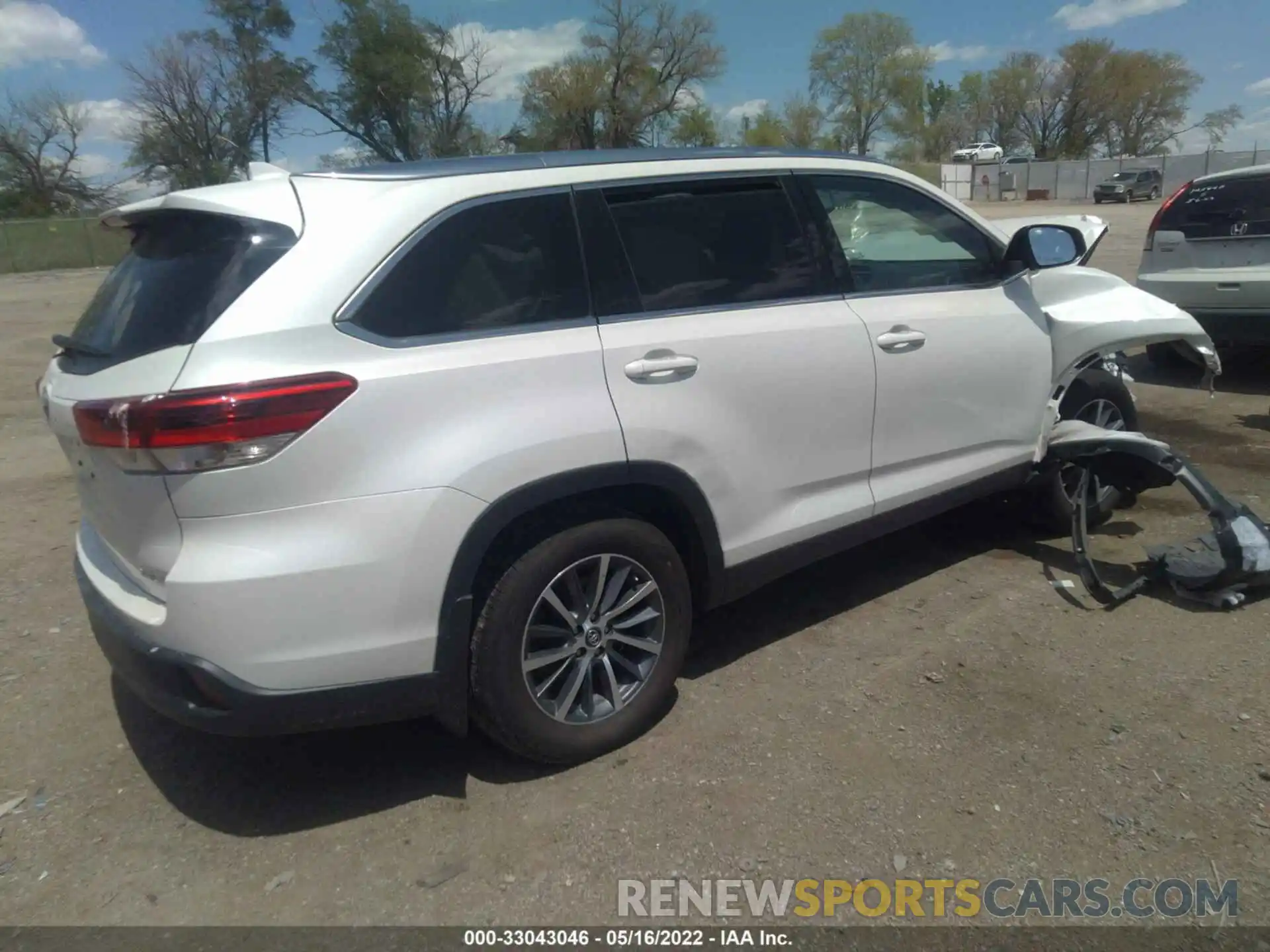 4 Photograph of a damaged car 5TDJZRFH6KS578499 TOYOTA HIGHLANDER 2019