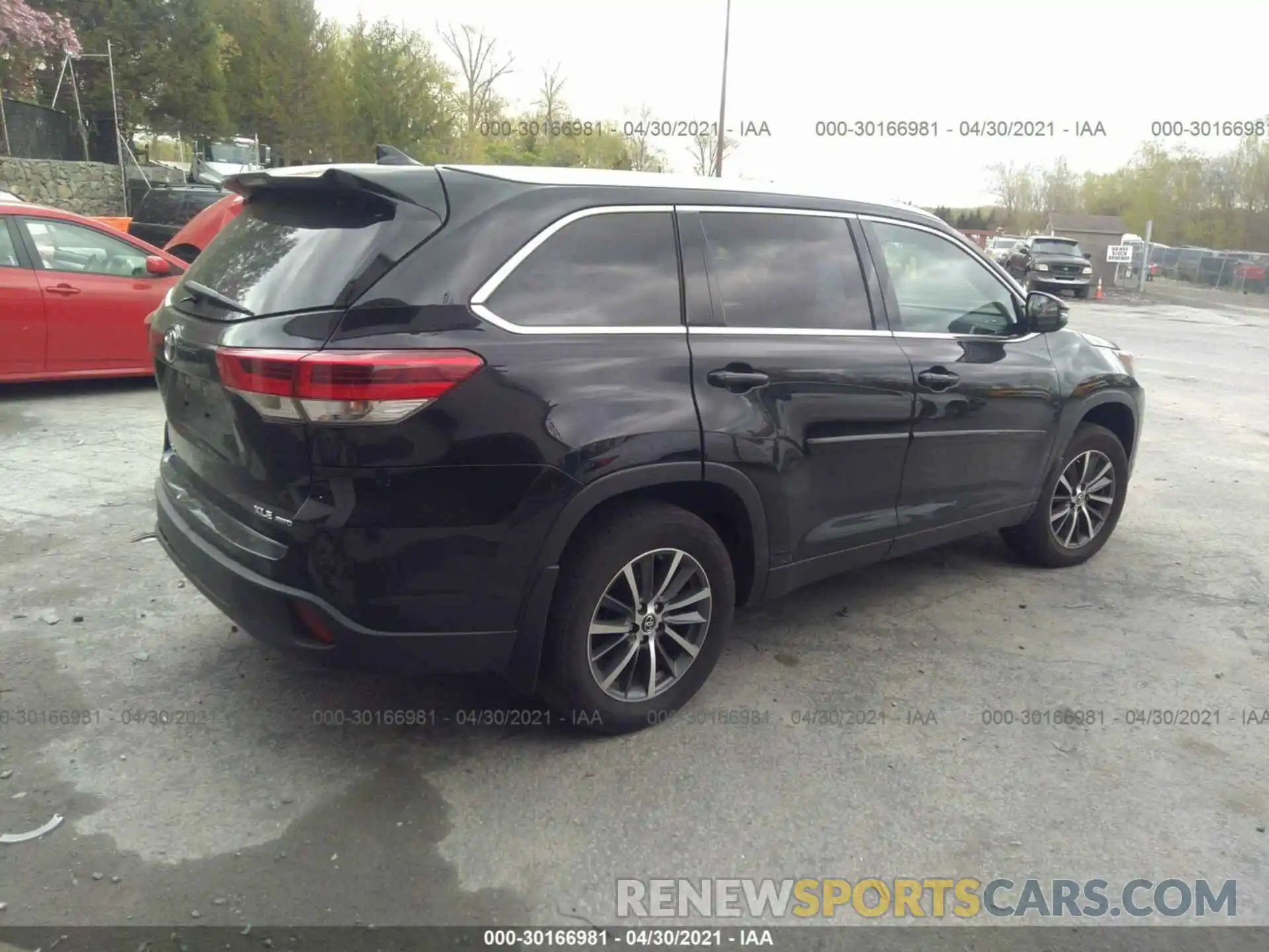 4 Photograph of a damaged car 5TDJZRFH6KS578793 TOYOTA HIGHLANDER 2019