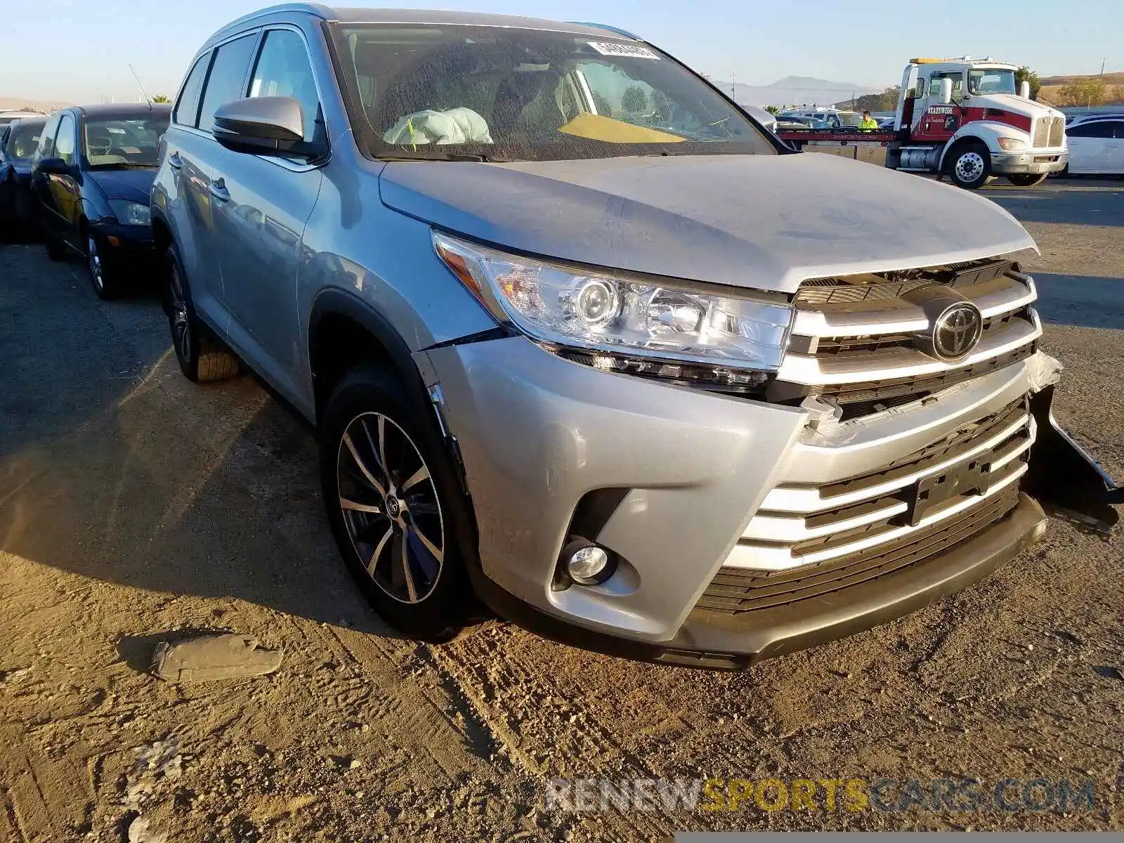 1 Photograph of a damaged car 5TDJZRFH6KS582617 TOYOTA HIGHLANDER 2019