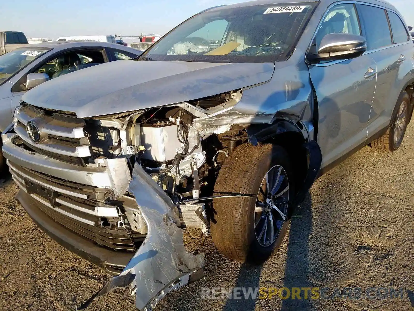 2 Photograph of a damaged car 5TDJZRFH6KS582617 TOYOTA HIGHLANDER 2019