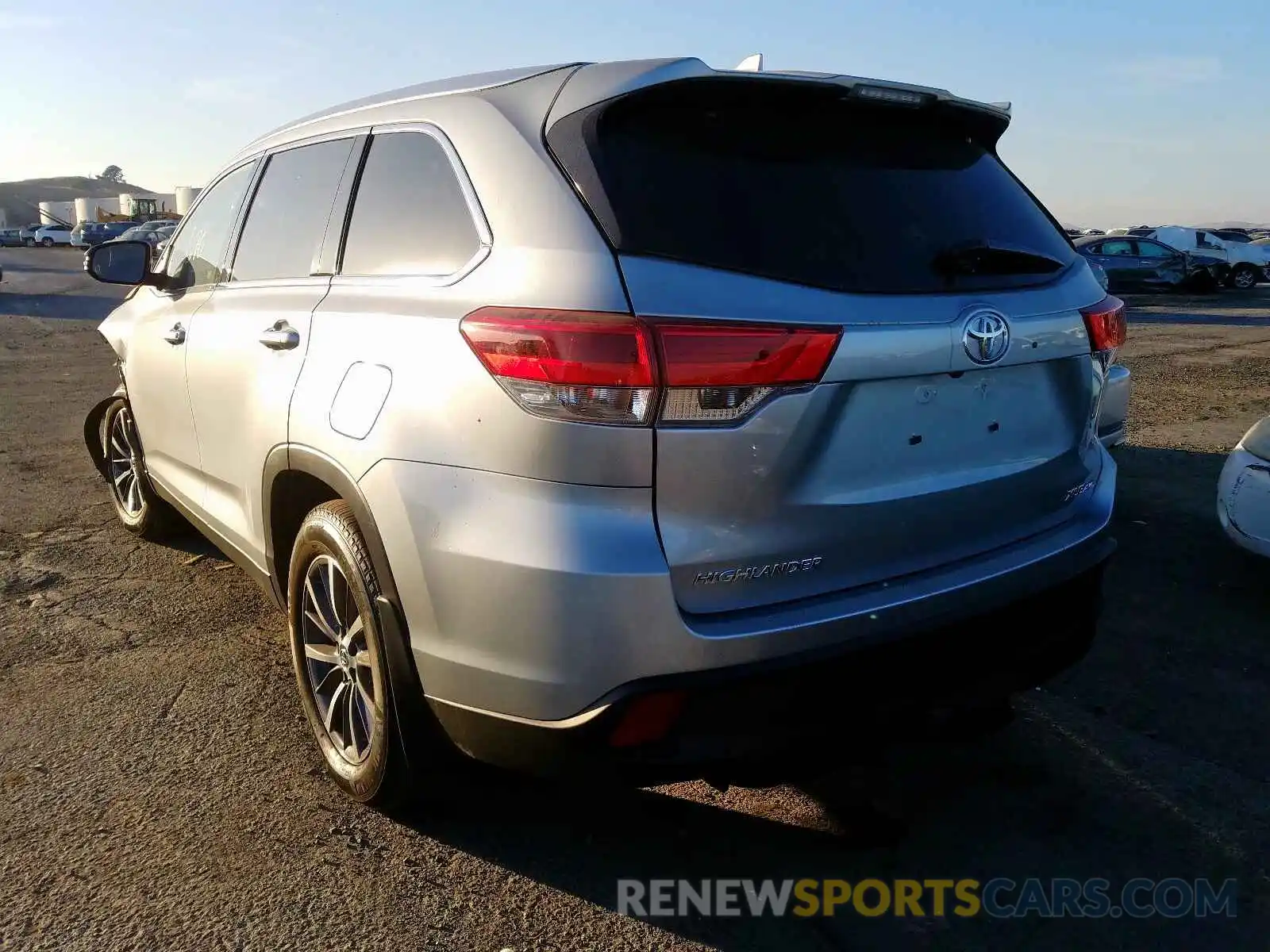 3 Photograph of a damaged car 5TDJZRFH6KS582617 TOYOTA HIGHLANDER 2019