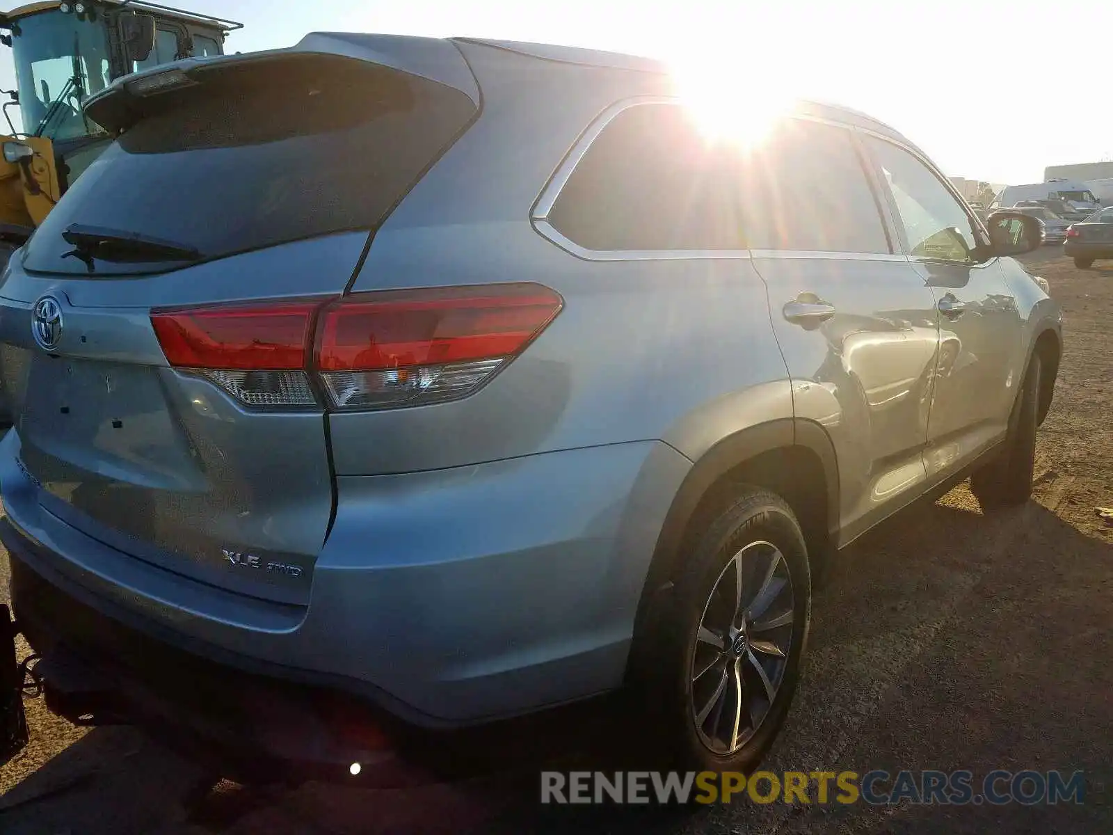 4 Photograph of a damaged car 5TDJZRFH6KS582617 TOYOTA HIGHLANDER 2019