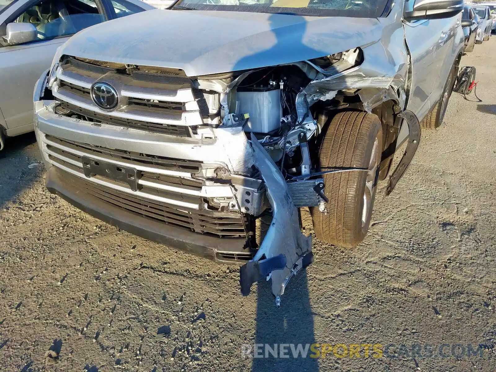 9 Photograph of a damaged car 5TDJZRFH6KS582617 TOYOTA HIGHLANDER 2019