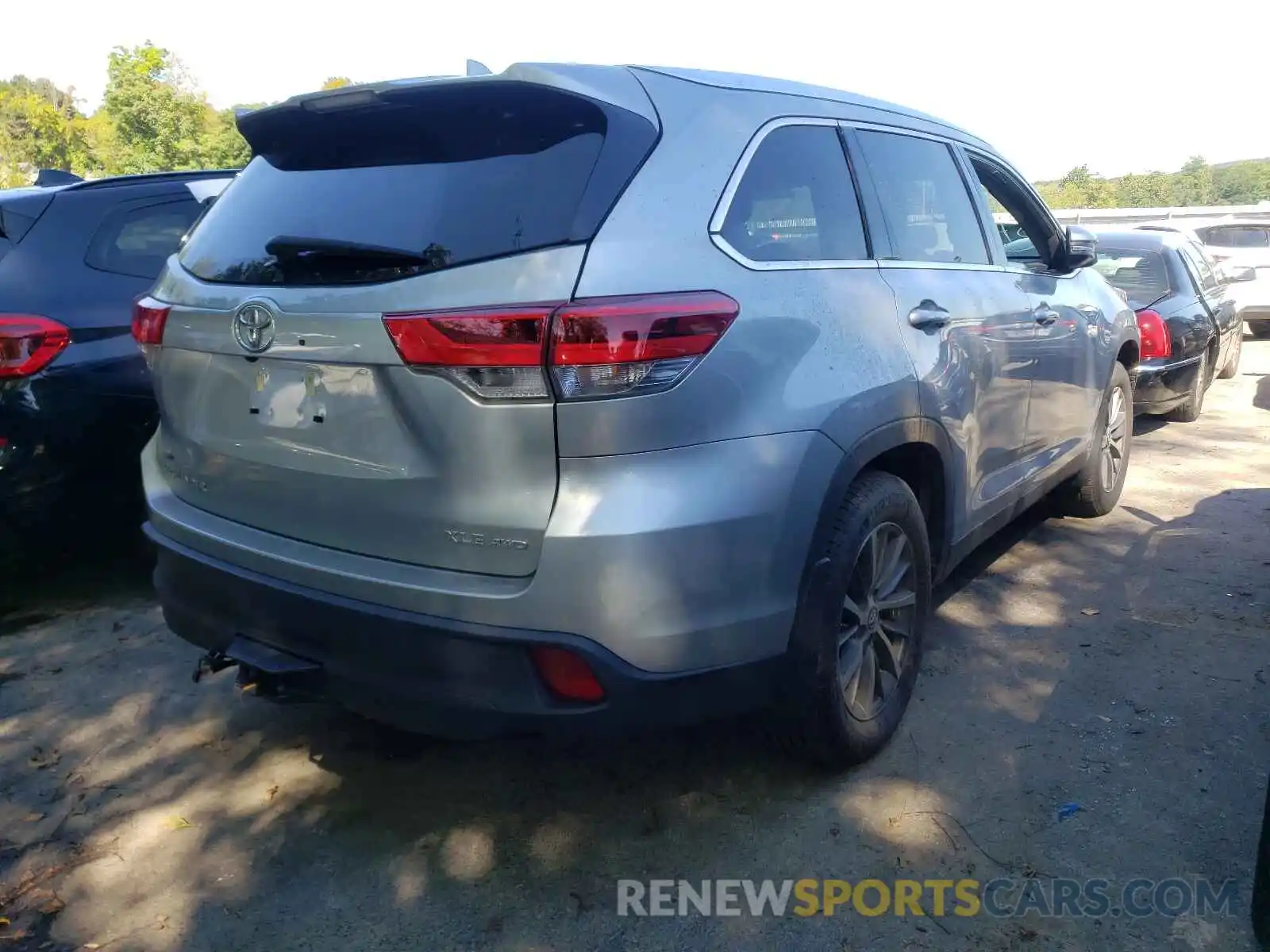 4 Photograph of a damaged car 5TDJZRFH6KS582682 TOYOTA HIGHLANDER 2019