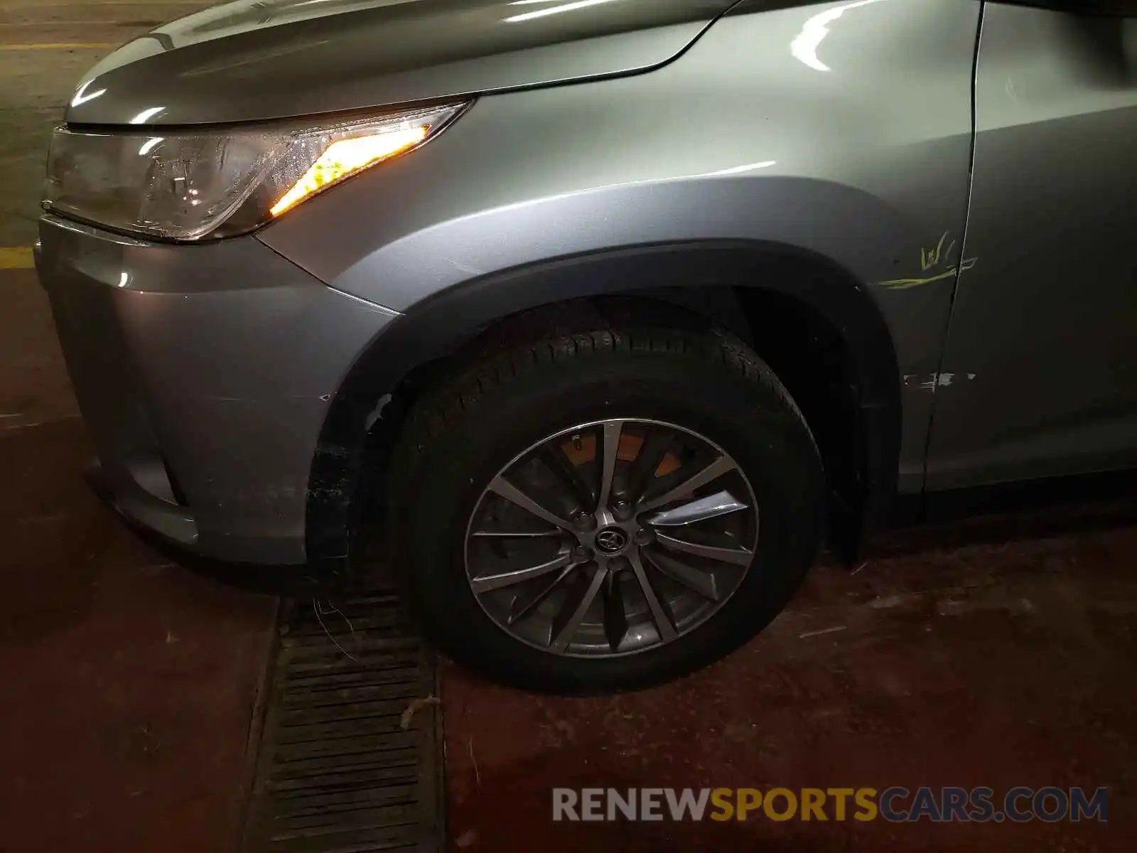 9 Photograph of a damaged car 5TDJZRFH6KS582682 TOYOTA HIGHLANDER 2019