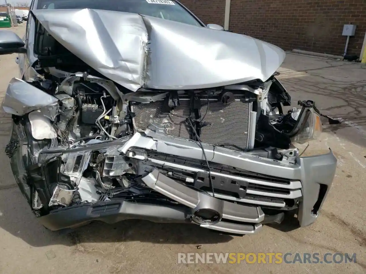 9 Photograph of a damaged car 5TDJZRFH6KS583105 TOYOTA HIGHLANDER 2019