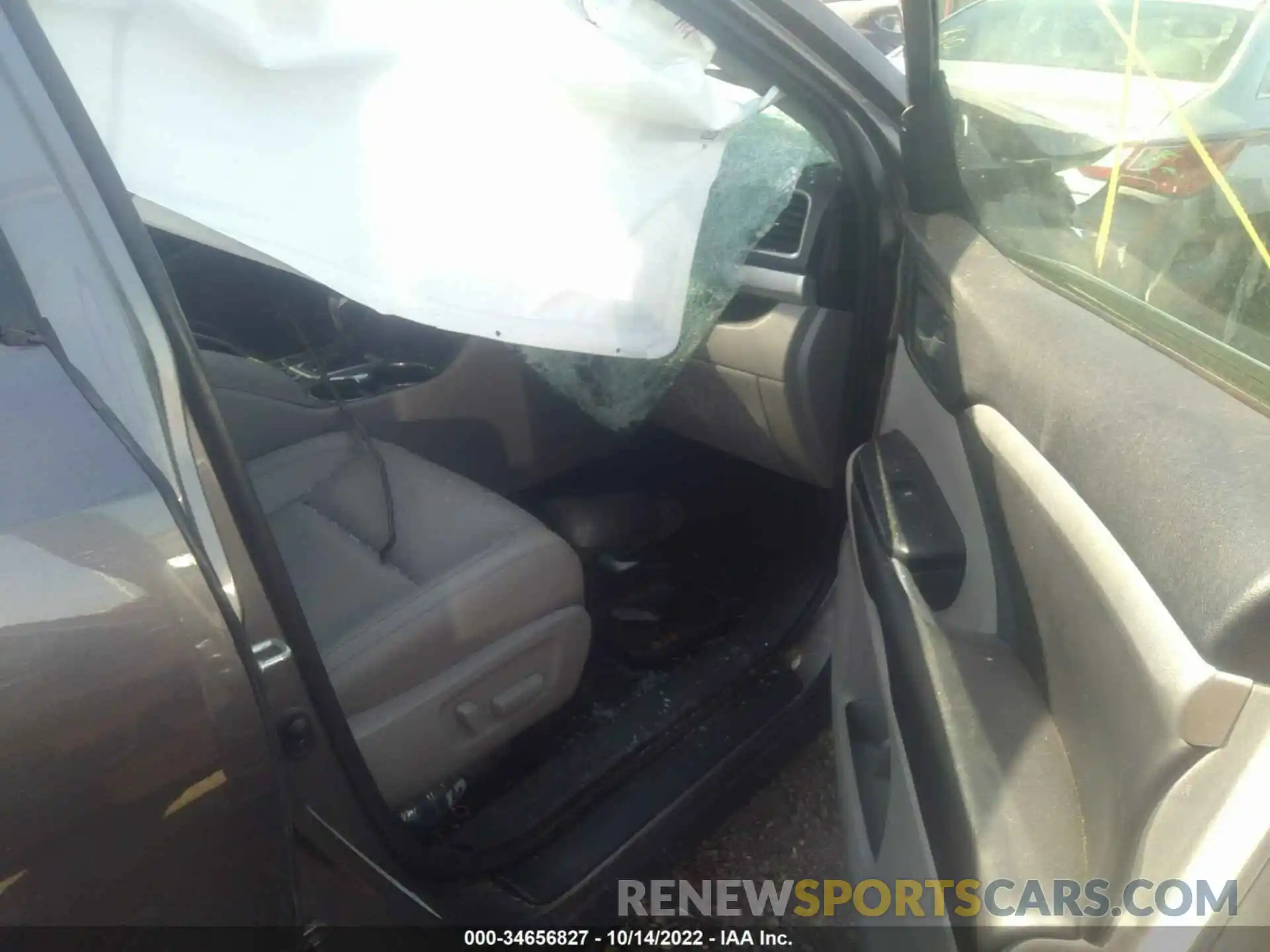 5 Photograph of a damaged car 5TDJZRFH6KS583721 TOYOTA HIGHLANDER 2019