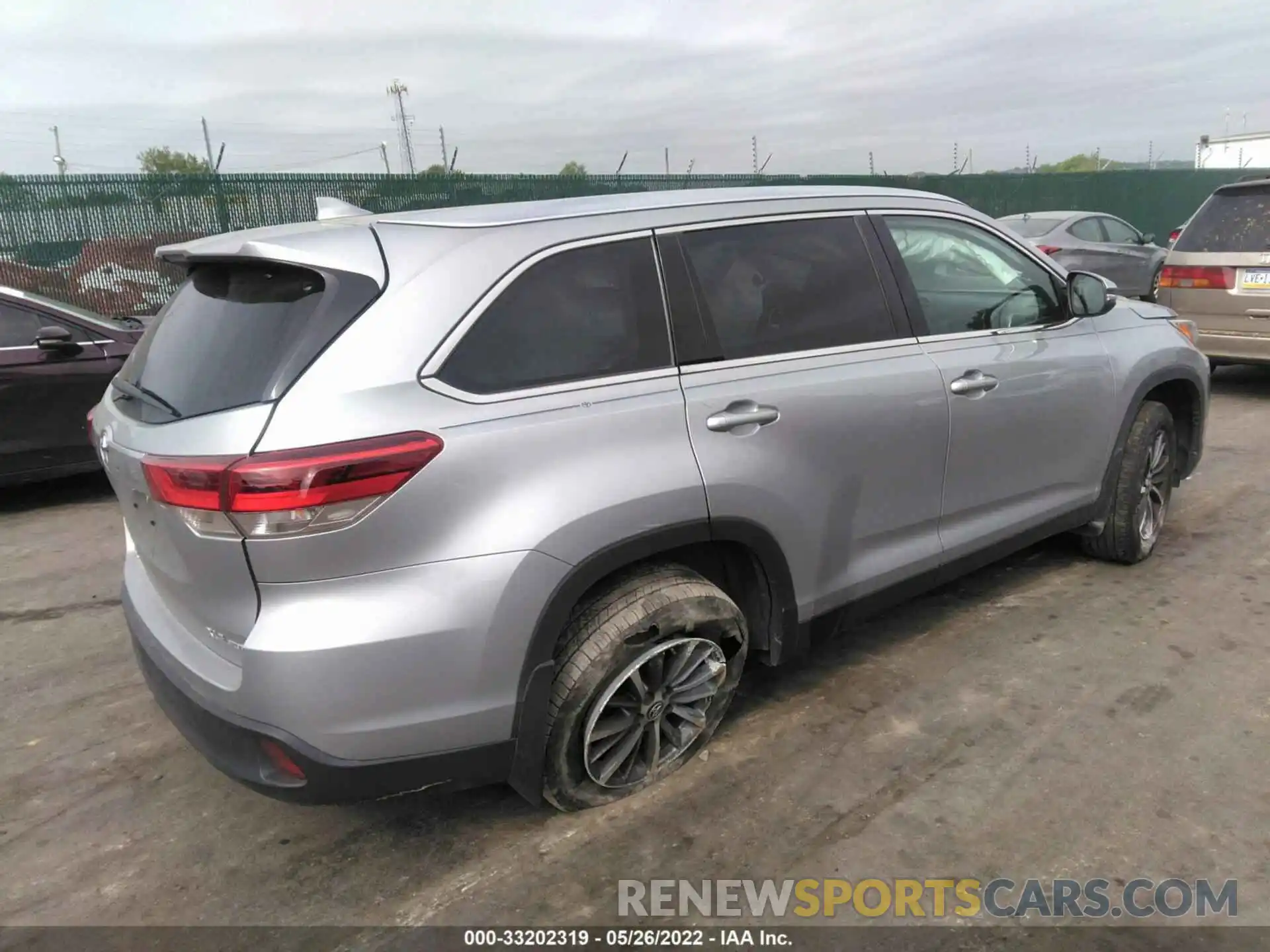 4 Photograph of a damaged car 5TDJZRFH6KS584111 TOYOTA HIGHLANDER 2019