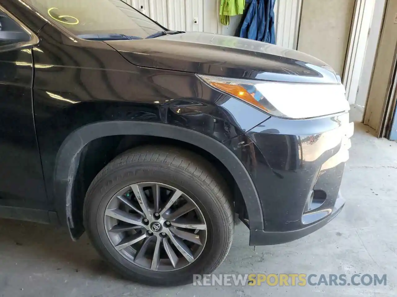 9 Photograph of a damaged car 5TDJZRFH6KS584254 TOYOTA HIGHLANDER 2019