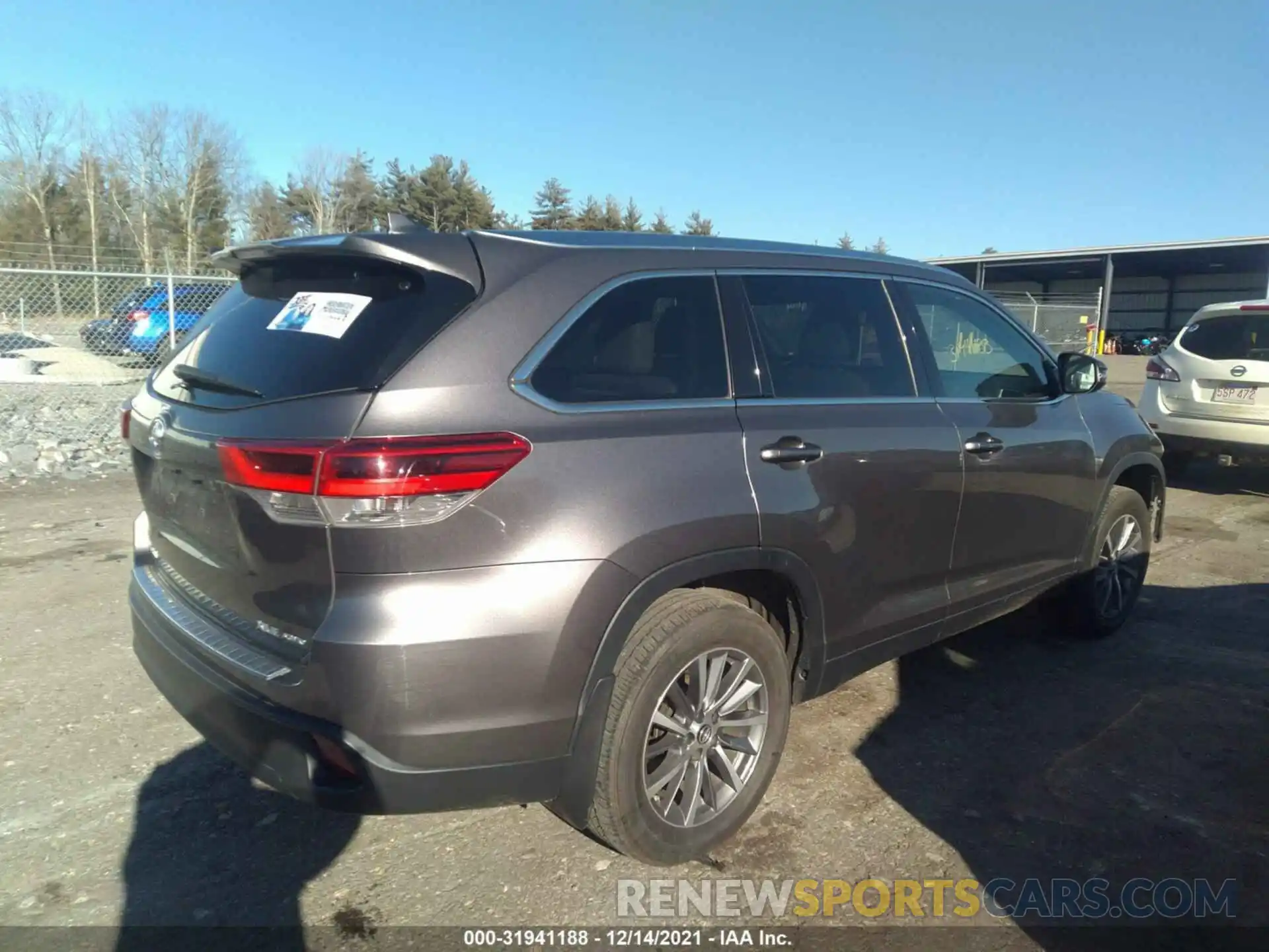 4 Photograph of a damaged car 5TDJZRFH6KS584867 TOYOTA HIGHLANDER 2019